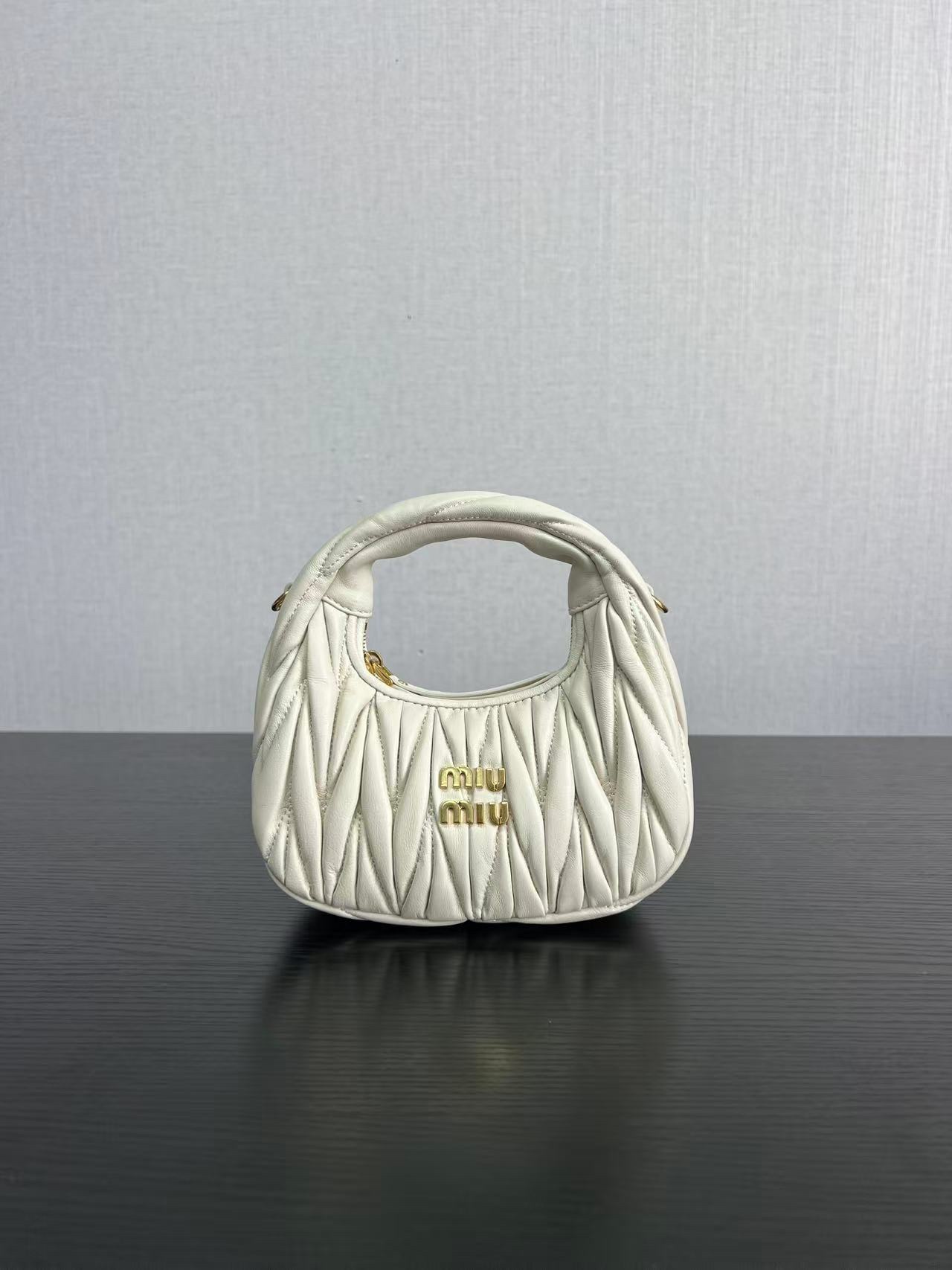 P580 5BP68: Nuevo bolso mini MiuWander de MiuMiu, confeccionado en piel de cordero importada con el icónico bordado Mat…
