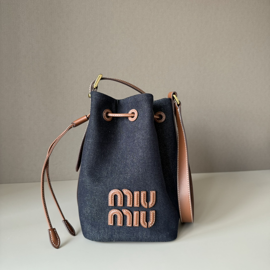 NO:341290,Super M Home 5BE, Miu Home New Denim Bucket Bag, brand new denim fabric, continues the lazy and sexy trend of the last season, another hot style, paired with top imported calf leather, delicate, smooth and soft leather, high-quality leather texture, casual and light body, soft and stylish, shoulder straps adjustable design, more exquisite and practical, good temperament, casual and lazy, daily back on the street, it returns 100% with hand-sewn leather logo logo, and the inner is the same high-quality denim fabric, size 16X 22.5X14Cm, with original packaging, large-scale MIUMIU, miumiu, cowhide19860909特级 M家 5BE,Miu家新款牛仔水桶包,全新牛仔面料,延续上一季的慵懒和性感热潮,又一火爆款式,搭配顶级进口小牛皮,皮面细腻光滑柔软,上乘的皮革质感高级,包体休闲轻盈,包身软而有型,肩带可调节设计,更加精致实用,好气质随性慵懒,日常出街背它回头率百分百,手工缝制皮面Logo标志,内里亦是同款高品质牛仔面料,尺寸16X 22.5X14Cm,配原版包装,大厂货MIUMIU,miumiu,cowhide,Bag