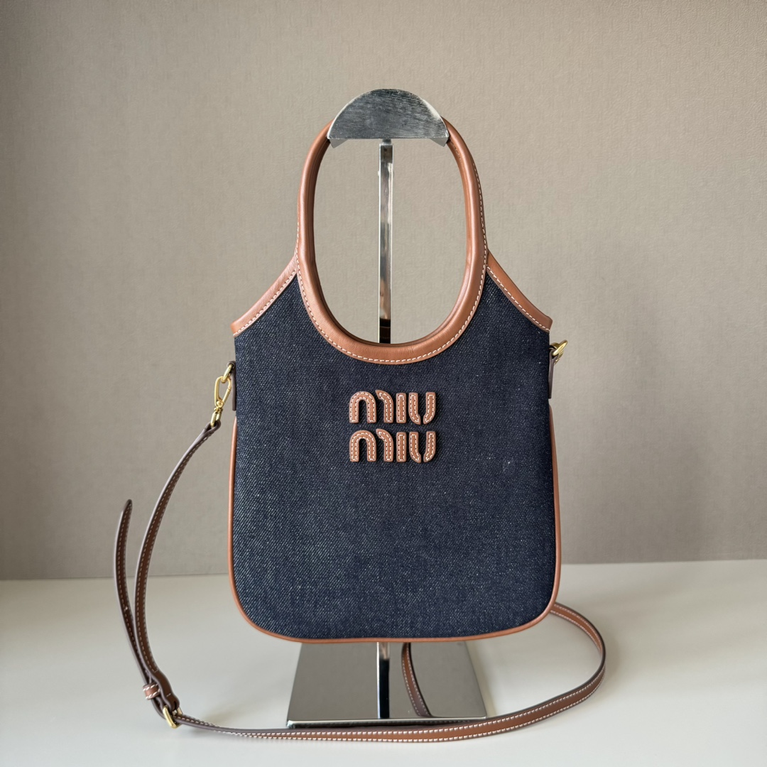 P460 Miumiu nuevo mini bolso tote 5BA281 de tela vaquera con piel marrón. Pequeño y adorable, con alta adaptabilidad, e…
