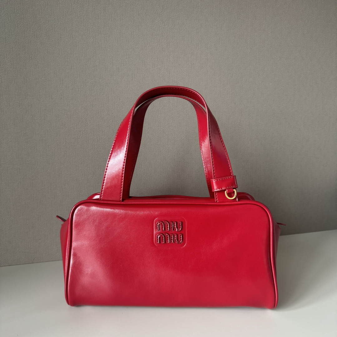 P720 5BB182 Nuevo éxito de ventas bolso de bolos bajo el brazo, esta reinterpretación del bolso de mano presenta asas p…