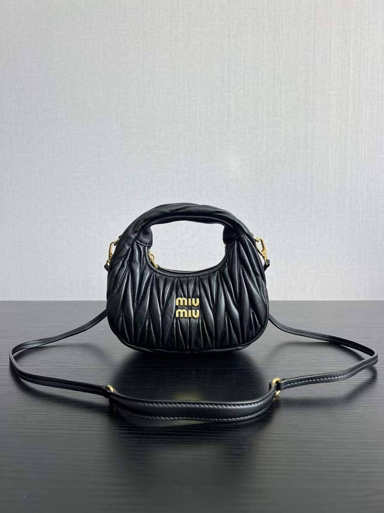 NO:768677,Big factory goods, original leather, M family new products, 5BMiuMiu new mini MiuWander handbags, using imported lambskin classic brand iconic Matelasse texture embroidery, retro frosted hardware, using round curves, retaining the sense of playfulness it should have, the overall shape of the bag is stiff and stylish, full of personality, can be sweet or salty, the capacity can be light, almost every major fashionista has one, size 18X10X6cm  With original packaging, MIUMIU, miumiu, sheepskin from major manufacturers19860909大厂货 原厂皮 M家新品 5BMiuMiu新品迷你MiuWander手袋,采用进口小羊皮经典品牌标志性Matelasse纹理绣花,复古磨砂五金,利用圆孤的曲线,保留了应有的俏皮感,包型整体硬挺有型,充满个性,可甜可盐,容量可光,各大时尚搏主几乎人手一个,尺寸18X10X6cm 配原版包装,大厂货MIUMIU,miumiu,sheepskin,Bag
