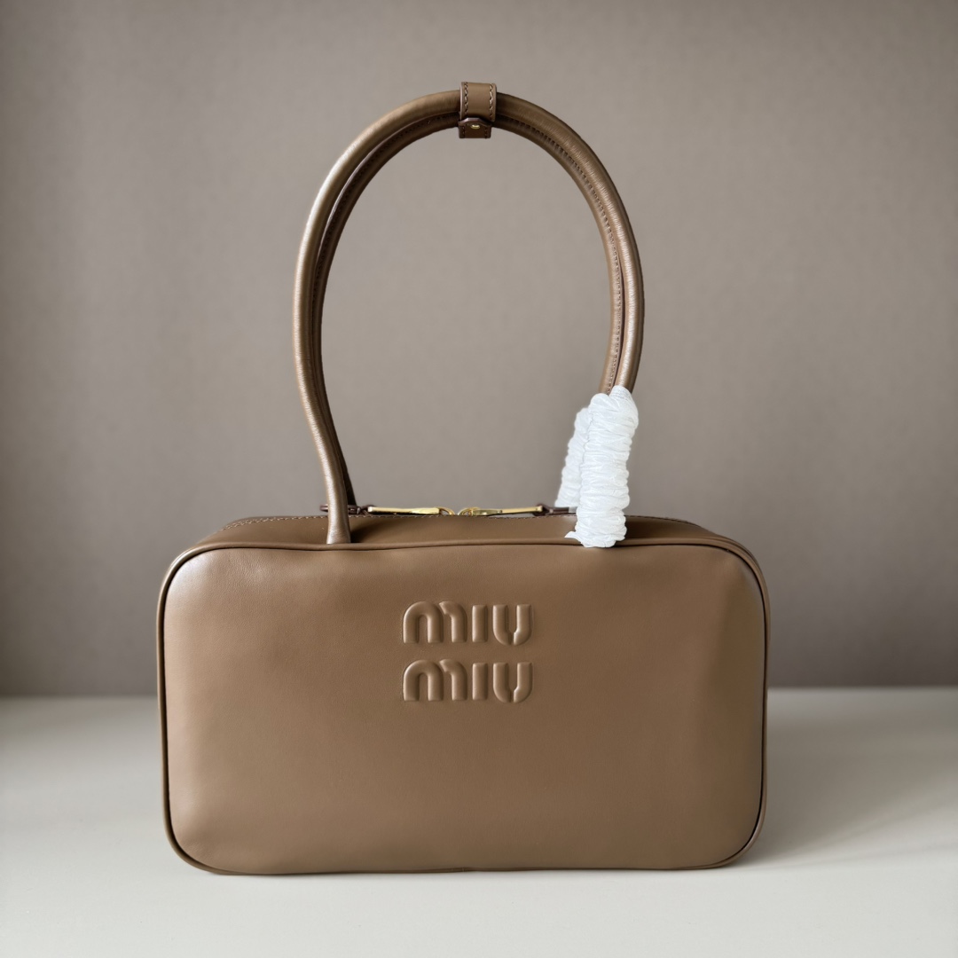 P780 Miumiu is still the undisputed top hot candidate classic and elegant bowling bag design adds a bit of handsomeness…