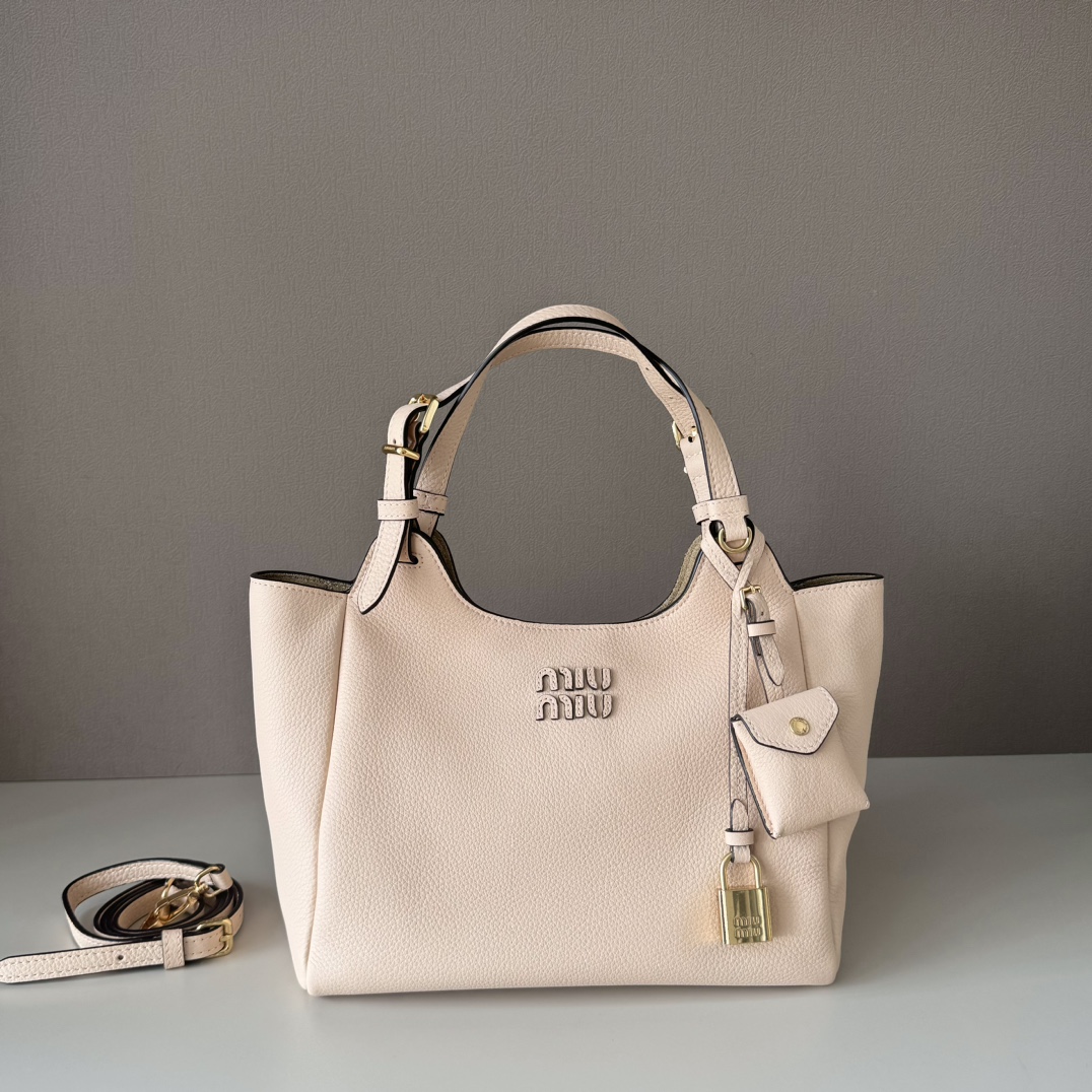 P780 Nuevo bolso tote de Miu, edición limitada en Japón, piel de vacuno importada de primera calidad, superficie elegan…
