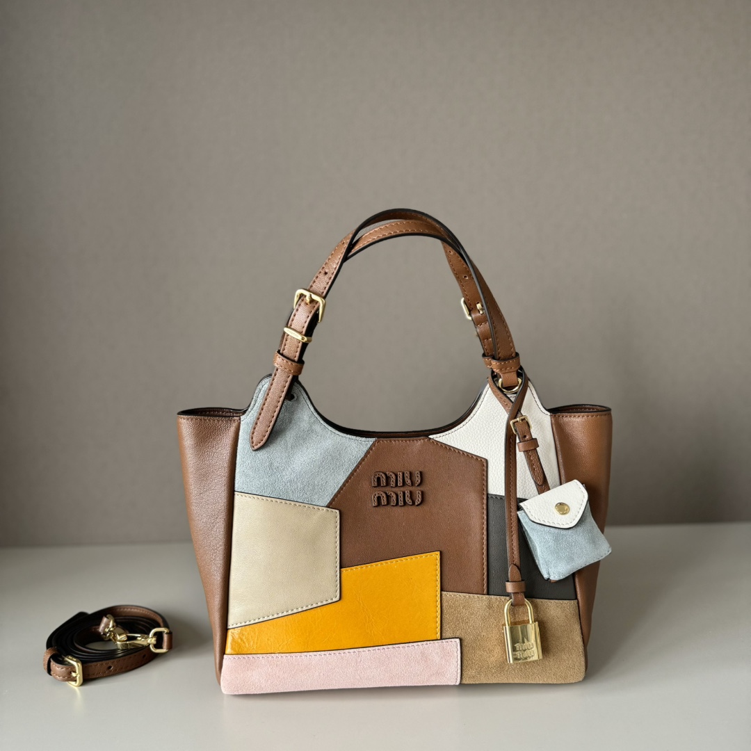 NO:583780,Factory goods, original leather Miu's new Japanese pop-up tote bag, top imported cowhide, high-end leather texture, elegant and retro, soft but not collapsed, with metal lock pendant, casual and lazy temperament, sweet and cool style, hand-stitched leather Logo, details are online, suitable for commuting and shopping, practical MAX Model: 5BA034 Size: 25.5 X20 X13  cm, big factory goods MIUMIU, miumiu, totes, cowhide19860909大厂货 原厂皮 Miu家新品日本快闪新品托特包,顶级进口牛皮,皮面质感高级,优雅复古,包身软而不塌,搭配金属锁头挂件,气质随性慵懒,甜酷风格拉满,手工缝制皮面 Logo标志,细节都很在线,通勤,逛街背都很适配,实用性 MAX 型号:5BA034 尺寸:25.5 X20 X13 cm,大厂货MIUMIU,miumiu,totes,cowhide,Bag