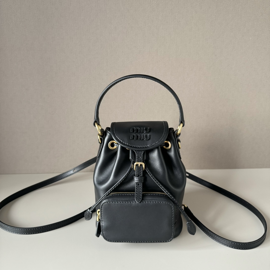 NO:583781,Big factory goods, original leather, new size {mini size/all leather black} I have to say that I am amazed by Miumi^ again. This schoolbag is simply a dream bag, the size is super Q but it can be packed very well. Both white and red are very Miu Miu, and red makes it feel like summer in a second ~ Caramel and black are full leather materials that are high-end and versatile. I love it so much!  Style number/5BZ Mini size 14 x 17 x 8cm, big factory product MIUMIU, miumiu19860909大厂货 原厂皮 新尺寸｛迷你号/全皮黑｝ 不得不说又被Miumi^惊艳到了、这款书包简直是梦中情包,尺寸超Q但又很能装,白色和红色都是很miu里miu气红色更是一秒入夏的感觉～焦糖和黑色是全皮材质高级又百搭,喜欢到词穷！ 款号/5BZ 迷你尺寸14 x 17 x 8cm,大厂货MIUMIU,miumiu,Bag