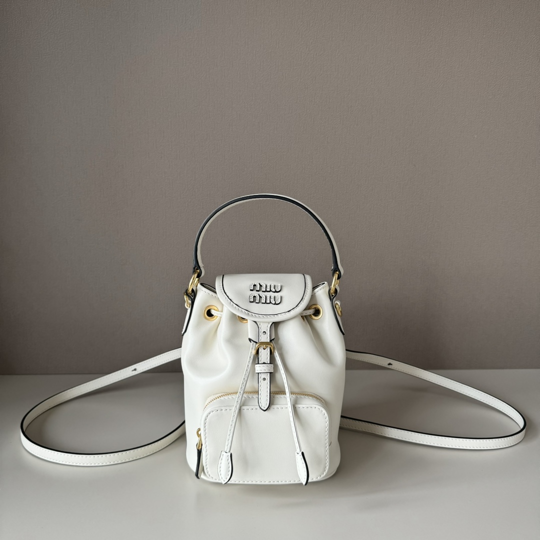 NO:617845,Big factory goods, original leather, new size, mini size/full leather white. I have to say that I am amazed by Miumi^ again. This schoolbag is simply a dream bag, the size is super Q but it can be packed very well. Both white and red are very Miu Miu. The red makes it feel like summer in a second ~ Caramel and black are all leather materials, high-end and versatile. I love it so much!  Style number/5BZ Mini size 14 x 17 x 8cm, big factory product MIUMIU, miumiu19860909大厂货 原厂皮 新尺寸 迷你号/全皮白色 不得不说又被Miumi^惊艳到了、这款书包简直是梦中情包,尺寸超Q但又很能装,白色和红色都是很miu里miu气红色更是一秒入夏的感觉～焦糖和黑色是全皮材质高级又百搭,喜欢到词穷！ 款号/5BZ 迷你尺寸14 x 17 x 8cm,大厂货MIUMIU,miumiu,Bag