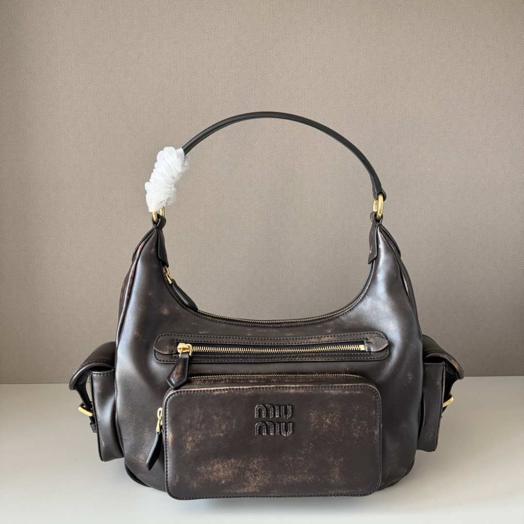 NO:617854,Big factory goods, original leather, new motorcycle bags. This Miu pocket bag is so versatile, it’s the one that’s sold out even if a rich family’s daughter is carrying it! The leather is very soft and feels super good. The Tori zipper + three-dimensional pockets are retro. You can carry a bag under the arm to unlock 2 ways of carrying it. Fashionable girls, please buy this motorcycle bag! The size is 38cm long (measured together including the 2 side pockets, 33cm excluding it). Style number 5BC189 vintage. The size is 38cm long x 14cm wide x 20cm high. Made by a major manufacturer, MIUMIU, miumiu.19860909大厂货 原厂皮  新品机车包 这只miu的口袋包也太能装了吧,富家千金都在背的断貨王！皮质非常柔软 手感超级好 ,Tori拉链＋立体口袋复古拿捏了,可腋下可手提一包解锁2种背法,时髦精女孩们 请种草这款机车包吧！尺寸长38cm(包含侧边2个口袋一起量的,不包含是33cm) 款号5BC189复古 尺寸长38×宽14×高20cm,大厂货MIUMIU,miumiu,Bag