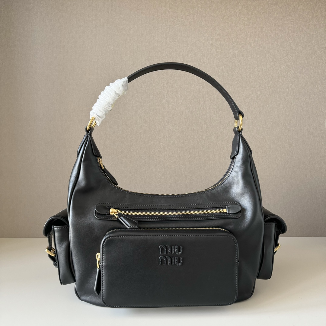 NO:617859,Big factory goods, original leather, new motorcycle bags. This Miu pocket bag is so versatile, it’s the one that’s sold out even if a rich family’s daughter is carrying it! Full leather inside and outside, the leather is very soft and feels super good. The Tori zipper + three-dimensional pockets are retro, and you can carry a bag under the arm to unlock 2 ways of carrying it. Fashionable girls, please plant this motorcycle bag! The size is 38cm long (including the two side pockets, 33cm excluding it). Model number 5BC189 black. The size is 38cm long x 14cm wide x 20cm high. Made by a major manufacturer, MIUMIU, miumiu.19860909大厂货 原厂皮  新品机车包 这只miu的口袋包也太能装了吧,富家千金都在背的断貨王！里外全皮,皮质非常柔软 手感超级好 ,Tori拉链＋立体口袋复古拿捏了,可腋下可手提一包解锁2种背法,时髦精女孩们 请种草这款机车包吧！尺寸长38cm(包含侧边2个口袋一起量的,不包含是33cm) 款号5BC189黑色 尺寸长38×宽14×高20cm,大厂货MIUMIU,miumiu,Bag