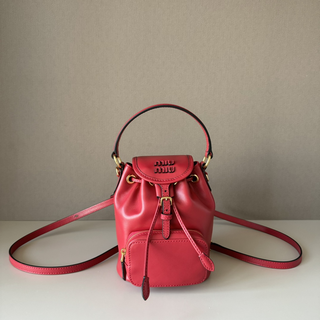 NO:617848,Big factory goods, original leather, new size, mini size/full leather red. I have to say that I am amazed by Miumi^ again. This schoolbag is simply a dream bag, the size is super Q but it can be packed very well. Both white and red are very Miu Miu, and red makes it feel like summer in a second ~ Caramel and black are all leather materials, high-end and versatile, I love it so much!  Style number/5BZ Mini size 14 x 17 x 8cm, big factory product MIUMIU, miumiu19860909大厂货 原厂皮 新尺寸 迷你号/全皮红色 不得不说又被Miumi^惊艳到了、这款书包简直是梦中情包,尺寸超Q但又很能装,白色和红色都是很miu里miu气红色更是一秒入夏的感觉～焦糖和黑色是全皮材质高级又百搭,喜欢到词穷！ 款号/5BZ 迷你尺寸14 x 17 x 8cm,大厂货MIUMIU,miumiu,Bag