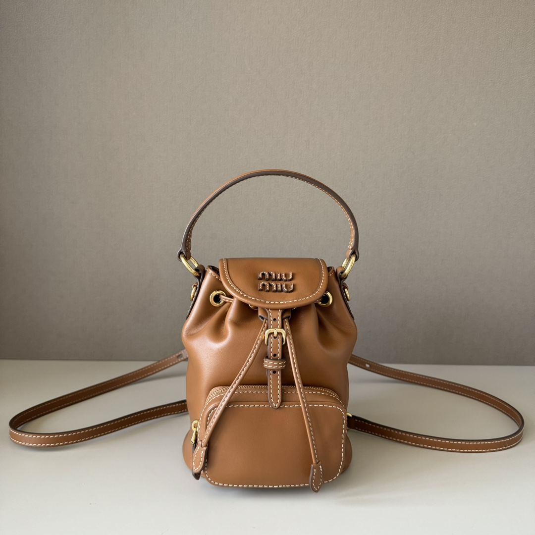 NO:617851,Big factory goods, original leather, new size, mini size/full leather brown. I have to say that I am amazed by Miumi^ again. This schoolbag is simply a dream bag, the size is super Q but it can be packed very well. Both white and red are very Miu Miu, and red makes it feel like summer in a second ~ Caramel and black are all leather materials, high-end and versatile, I love it so much!  Style number/5BZ Mini size 14 x 17 x 8cm, big factory product MIUMIU, miumiu19860909大厂货 原厂皮 新尺寸 迷你号/全皮棕色 不得不说又被Miumi^惊艳到了、这款书包简直是梦中情包,尺寸超Q但又很能装,白色和红色都是很miu里miu气红色更是一秒入夏的感觉～焦糖和黑色是全皮材质高级又百搭,喜欢到词穷！ 款号/5BZ 迷你尺寸14 x 17 x 8cm,大厂货MIUMIU,miumiu,Bag