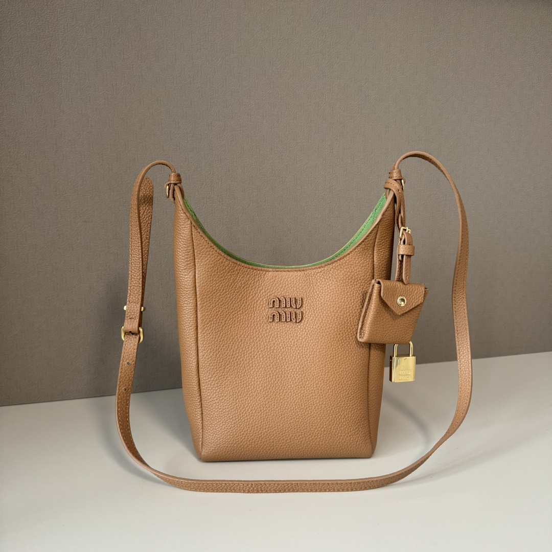 NO:687957,Large inventory original leather 5BE099 Miu new product Japanese pop-up tote bag, top imported cowhide, high-end leather texture, elegant and retro, soft but not collapsed, with metal lock pendant, casual and lazy temperament, sweet and cool style, hand-sewn leather logo, details are online, suitable for commuting and shopping, practicality MAX size 18 X 16 X 7  cm with gift box, big factory products MIUMIU, miumiu, totes, cowhide19860909大查货 原厂皮 5BE099 Miu家新品 日本快闪新品托特包,顶级进口牛皮,皮面质感高级,优雅复古,包身软而不塌,搭配金属锁头挂件,气质随性慵懒,甜酷风格拉满,手工缝制皮面Logo标志,细节都很在线,通勤,逛街背都很适配,实用性MAX 尺寸18 X 16 X 7 cm配礼品盒,大厂货MIUMIU,miumiu,totes,cowhide,Bag