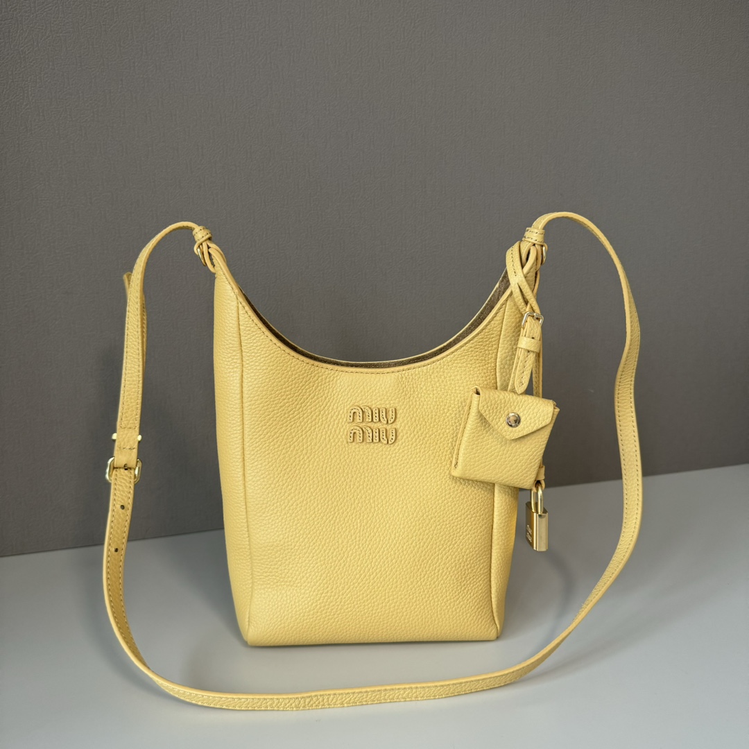 NO:687955,Big factory goods, original leather 5BE099 Miu new product, Japanese pop-up new tote bag, top imported cowhide, high-end leather texture, elegant and retro, soft but not collapsed, with metal lock pendant, casual and lazy temperament, sweet and cool style, hand-sewn leather logo, details are online, suitable for commuting and shopping, practicality MAX size 18 X 16 X 7  cm with gift box, big factory products MIUMIU, miumiu, totes, cowhide19860909大厂货 原厂皮 5BE099 Miu家新品 日本快闪新品托特包,顶级进口牛皮,皮面质感高级,优雅复古,包身软而不塌,搭配金属锁头挂件,气质随性慵懒,甜酷风格拉满,手工缝制皮面Logo标志,细节都很在线,通勤,逛街背都很适配,实用性MAX 尺寸18 X 16 X 7 cm配礼品盒,大厂货MIUMIU,miumiu,totes,cowhide,Bag