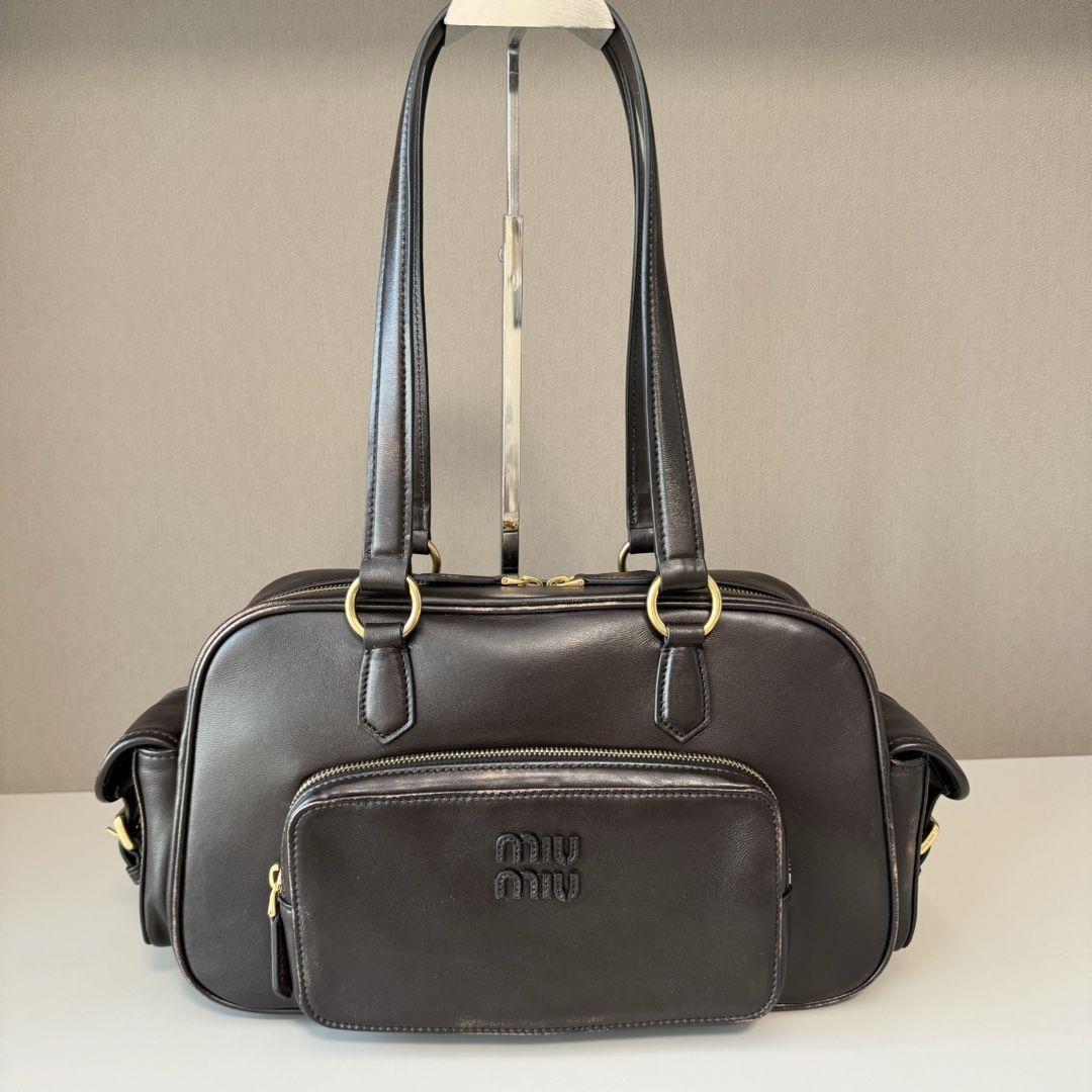 P1020 5BB179 Nuevo bolso de moto vintage de Miu, con confección de alta artesanía, piel de becerro suave y refinada, es…