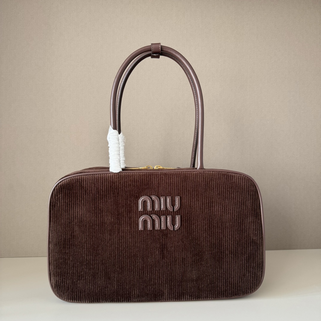 P800 Nuevo maletín de pana de Miu 𝐌𝐈𝐔𝐌𝐈𝐔. La tela de pana combinada con piel de ternera pequeña, textura suave y …