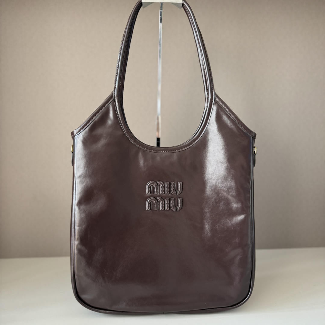P740 5BG311 nuevo modelo en piel encerada. Reinterpreta el clásico tote IVY, mostrando un estilo elegante, práctico y m…
