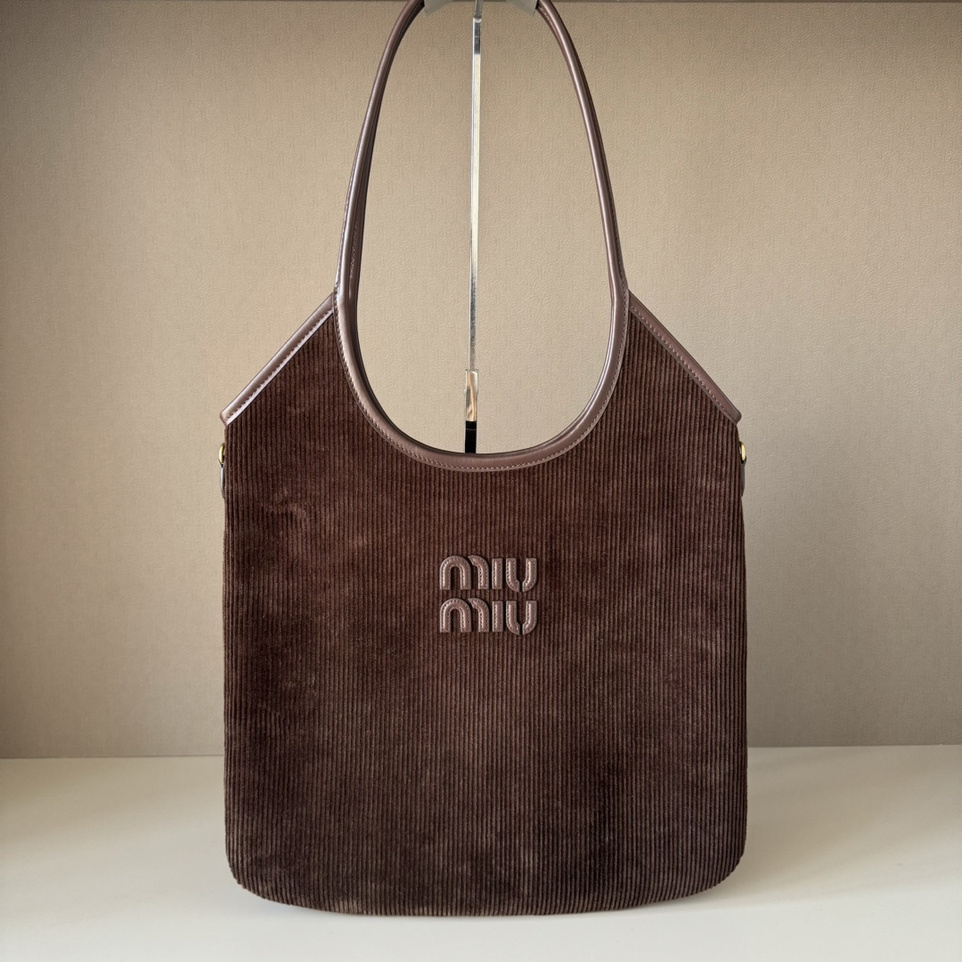 P580 Nuevo bolso tote de Miu, edición limitada de Isetan, en pana, de alta calidad. El cuerpo es suave pero no se defor…