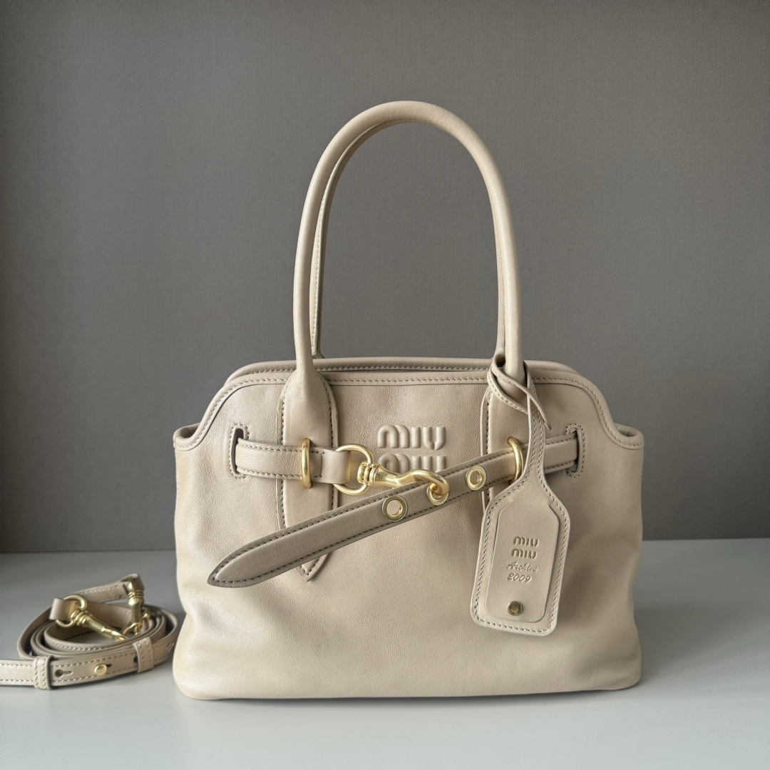 NO:687940,Big factory goods Original leather 5BA292 New Aventure bag shows simple and casual charm. Reinterpreting classic lines, this soft Nappa variant shows a versatile and practical attitude, enhanced by exquisite and unique details. adventure  The nappa leather handbag is inspired by the miu archive design. The structure has been adjusted to make it lighter and has a new personality. It is decorated with an embossed letter logo to add iconic elements. It has vintage gold hardware, linen blend lining, zipper pocket and patch pocket. The long wrist is suitable for use as a handbag or a shoulder. Size 22X 30X10cm, big factory product MIUMIU, miumiu19860909大厂货 原厂皮 5BA292新品 Aventure包袋展现出简约随性的魅力.重新诠释经典线条,这款柔软的Nappa变体展现出多功能和实用的态度,并通过精致独特的细节得到提升.aventure nappa皮革手袋灵感源自miu典藏设计,结构经过调整,变得更加轻便,焕发全新个性,饰以压花字母徽标,增添标志性元素,复古金色五金配件,亚麻混纺衬里,配拉链口袋和贴袋,长手腕适合用作手提或单肩, 尺寸 22X 30X10cm,大厂货MIUMIU,miumiu,Bag