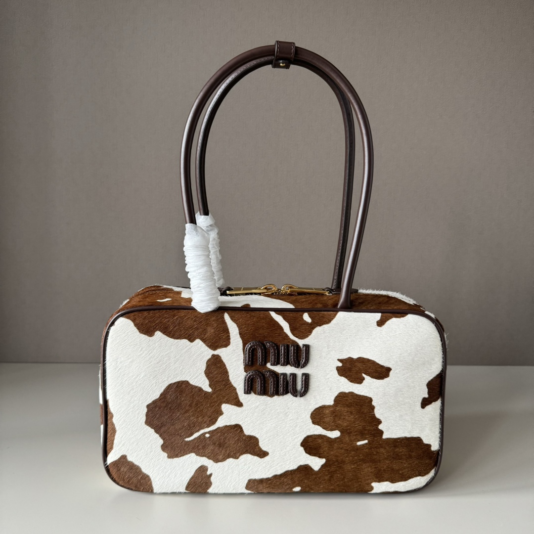 P800 miumiu Bolso mediano Beau de piel de vacuno estampada y piel de cordero. La forma elegante y refinada del bolso Be…
