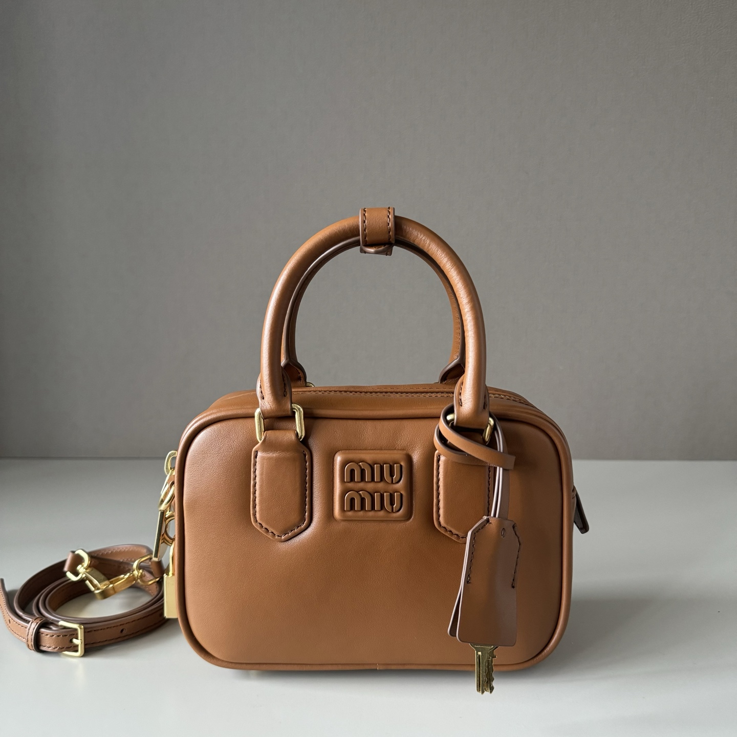 NO:687946,Big factory goods original leather MiuMiu new product model: 5BB123 too  pretty bowling handbag, made of imported calfskin, retro frosted hardware, retaining the playful feel it deserves, the overall shape of the bag is stiff and stylish, full of personality, fashionable and retro, a perfect personality for a heroine, can be carried hand-held or cross-body, multiple styles can be switched at will, classic black, can be matched perfectly all year round, size 19X13X6CM with gift box, big factory goods MIUMIU, miumiu, cowhide19860909大厂货 原厂皮 MiuMiu新品 型号:5BB123 too pretty保龄球手袋,采用进口小牛皮,复古磨砂五金,保留了应有的俏皮感,包型整体硬挺有型,充满个性,时髦复古感拉满,妥妥的个性大女主,可手提可斜挎,多种风格随意切换,经典黑色,一年四季都可以完美搭配,尺寸19X13X6CM配礼品盒,大厂货MIUMIU,miumiu,cowhide,Bag