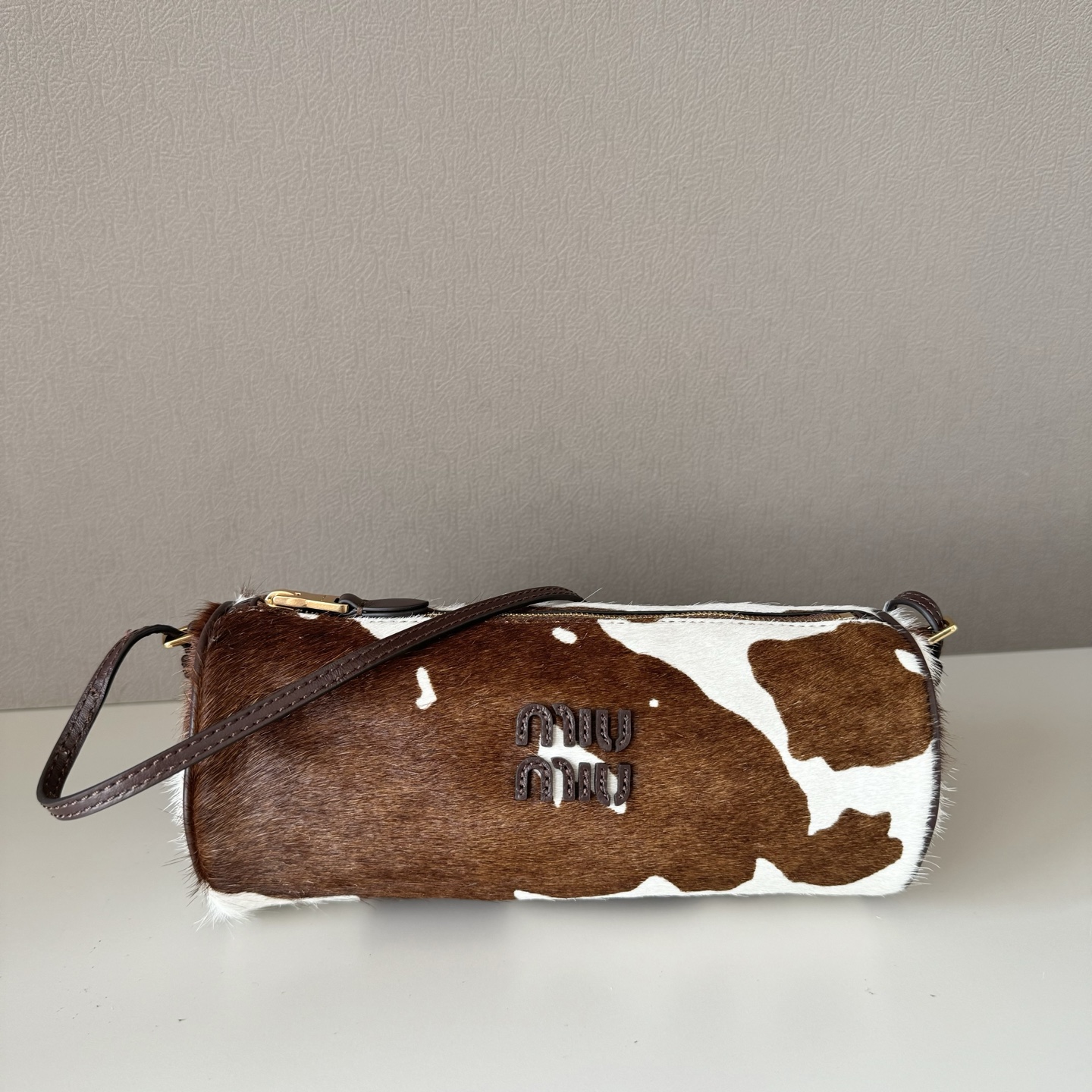 P480 Miumiu bolso cilíndrico pequeño de vaca, combina a la perfección el estilo vintage salvaje con la dulzura y el est…