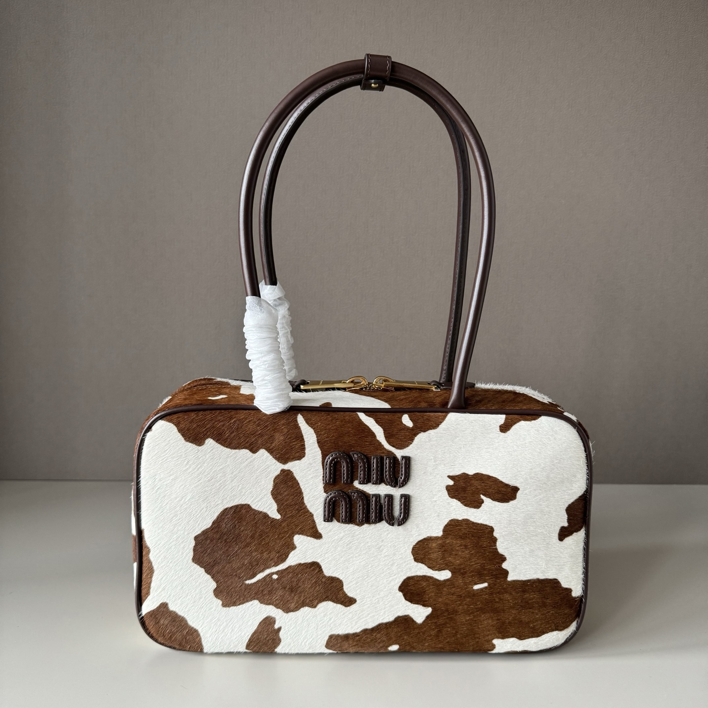 NO:687948,Factory goods Original leather M new arrival 5BB172 printed cowhide and sheepskin Beau medium handbag The smooth and refined shape of the Beau bag is enriched by a unique texture, and this iconic Miu Miu design is reinterpreted through animal prints, giving it a bold and modern style.. With handles. Gold hardware. Lined with two pockets. Letter logo  Width 30 cm, height 17 cm, length 8.5 cm, big factory products MIUMIU, miumiu, sheepskin19860909大厂货 原厂皮 M家新品 5BB172印花牛毛皮和羊皮革Beau中号手袋 Beau包袋的流畅精致造型因独特纹理而更显丰富,并通过动物印花重新演绎这一标志性Miu Miu设计,赋予其大胆现代的风格..带提手.金色配件 .带内衬,配两个口袋.字母徽标 宽度30厘米,高度17厘米,长度8.5厘米,大厂货MIUMIU,miumiu,sheepskin,Bag