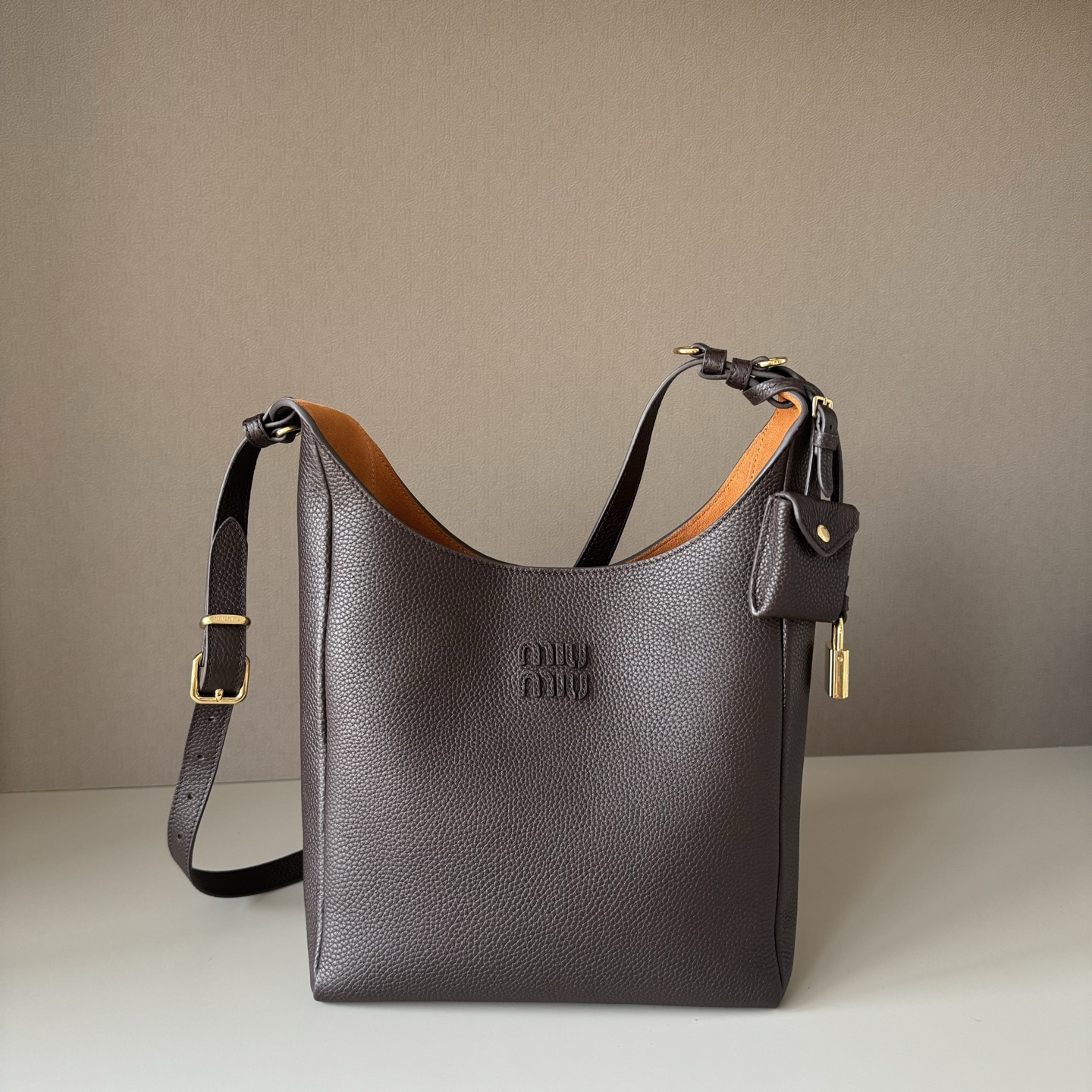 NO:687953,Big factory goods, original leather, Miu's new product, Japanese pop-up new tote bag, top imported cowhide, high-end leather texture, elegant and retro, soft but not collapsed, with metal lock pendant, casual and lazy temperament, sweet and cool style, hand-sewn leather logo, details are online, suitable for commuting and shopping, practicality MAX, size 28 x 22.5 x  12cm, big factory products MIUMIU, miumiu, totes, cowhide19860909大厂货 原厂皮 Miu家新品 日本快闪新品托特包,顶级进口牛皮,皮面质感高级,优雅复古,包身软而不塌,搭配金属锁头挂件,气质随性慵懒,甜酷风格拉满,手工缝制皮面Logo标志,细节都很在线,通勤,逛街背都很适配,实用性MAX, 尺寸28 x 22.5 x 12cm,大厂货MIUMIU,miumiu,totes,cowhide,Bag