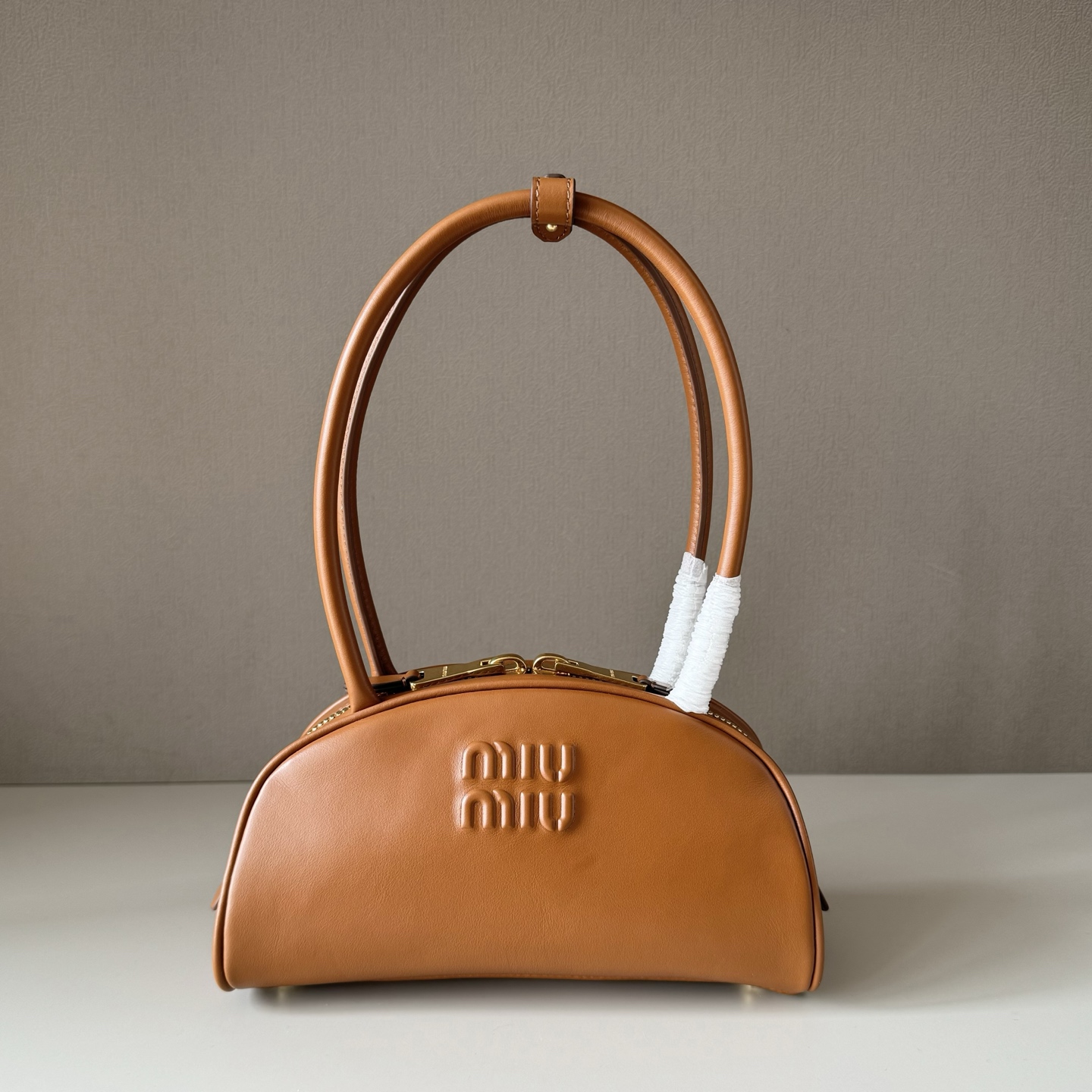 NO:718100,Big factory goods, original leather, MIU's new product MIU26 NEW ARRIVAL Beau Bowling semi-circle bag, which brings the retro vitality of the bowling alley into MIU's dreamland. Unconventional retro silhouette, high-quality pleated texture. Beau  Bowling semi-circle bag, carry your rebelliousness and sweetness. Are you ready to welcome this retro new moon in your 26 early spring wardrobe? Retro games, sweet and cool entry, soft and waxy silhouette, hardcore fashion. Small model: 5BB192, size 23 x 12 x 10cm, big factory products MIUMIU, miumiu19860909大厂货 原厂皮 MIU新品MIU26 NEW ARRIVAL Beau Bowling半圆包,把保龄球场的复古活力,装进 MIU的梦境 不循规蹈矩的复古廓形,触感高级的褶皱肌理.Beau Bowling半圆包,装下你的叛逆与甜美你的26早春衣橱,准备好迎接这抹复古新月了吗?复古游戏,甜酷入场软糯廓形,硬核时髦.小号型号:5BB192,尺寸23 x 12 x 10cm,大厂货MIUMIU,miumiu,Bag