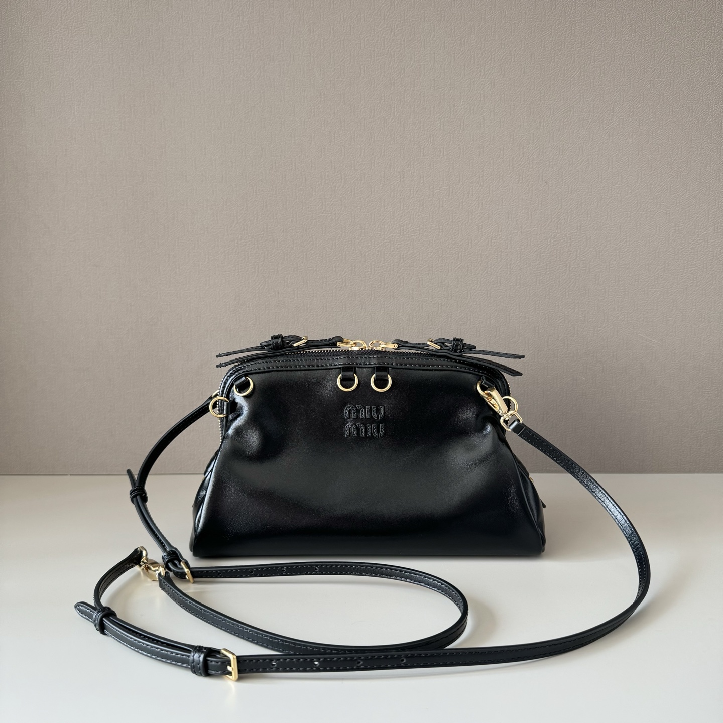 NO:763526,Goods from big manufacturers  5BF131Miu's new special style shell backpack, exquisite and delicate glossy calfskin, simple lines combine the inspiration of fashion shows and modern femininity, striking a balance between style experimentation and exquisite diversity. The handbag can be worn on one shoulder, in the hand, cross-body, or on both shoulders. It presents a versatile retro style. It continues miu's eclectic, bold and innovative style, lazy and unsaddled but natural and free. It has a distinctive personality and can control various styles. It is an excellent choice for commuting to work and going out for shopping.  Size 24X14x8.5cm, big factory products MIUMIU, miumiu, cowhide19860909大厂货 5BF131Miu新品特色款式贝壳双肩包,精致细腻光泽小牛皮,简约线条结合时装秀的灵感和现代女性气质,在风格实验和精致多样性之间取得了平衡,手袋有多种佩戴方式单肩,手拿,斜挎,双肩,呈现百搭复古风格,延续miu不拘一格,大胆创新,慵懒不鞍却又自然洒脱的风格,个性鲜明,能驾驭各种风格,上班通勤外出逛街都是绝佳选择 尺寸24X14x8.5cm,大厂货MIUMIU,miumiu,cowhide,Bag