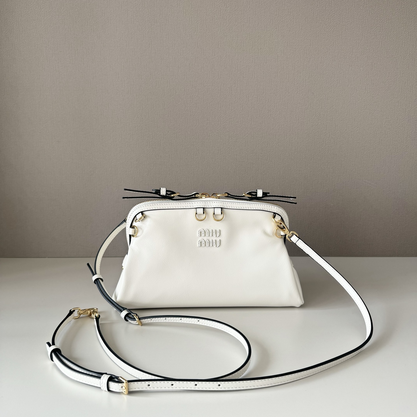 NO:763529,Goods from big manufacturers  5BF131Miu's new special style shell backpack, exquisite and delicate glossy calfskin, simple lines combine the inspiration of fashion shows and modern femininity, striking a balance between style experimentation and exquisite diversity. The handbag can be worn on one shoulder, in the hand, cross-body, or on both shoulders. It presents a versatile retro style. It continues miu's eclectic, bold and innovative style, lazy and unsaddled but natural and free. It has a distinctive personality and can control various styles. It is an excellent choice for commuting to work and going out for shopping.  Size 24X14x8.5cm, big factory products MIUMIU, miumiu, cowhide19860909大厂货  5BF131Miu新品特色款式贝壳双肩包,精致细腻光泽小牛皮,简约线条结合时装秀的灵感和现代女性气质,在风格实验和精致多样性之间取得了平衡,手袋有多种佩戴方式单肩,手拿,斜挎,双肩,呈现百搭复古风格,延续miu不拘一格,大胆创新,慵懒不鞍却又自然洒脱的风格,个性鲜明,能驾驭各种风格,上班通勤外出逛街都是绝佳选择 尺寸24X14x8.5cm,大厂货MIUMIU,miumiu,cowhide,Bag