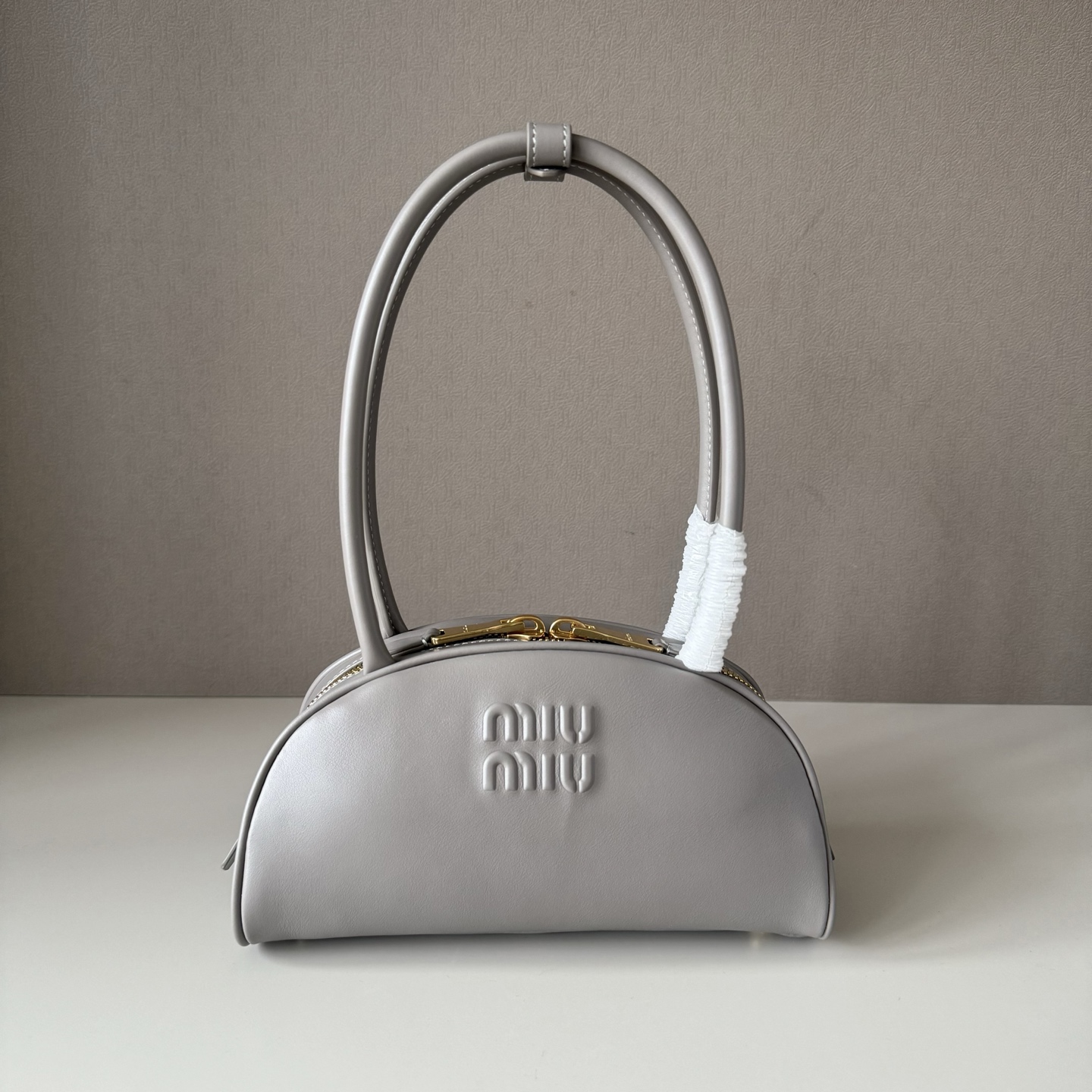 P650 MIU nuevo MIU26 NUEVA LLEGADA Beau Bowling bolso semicircular, lleva la energía retro de la bolera al sueño de MIU…