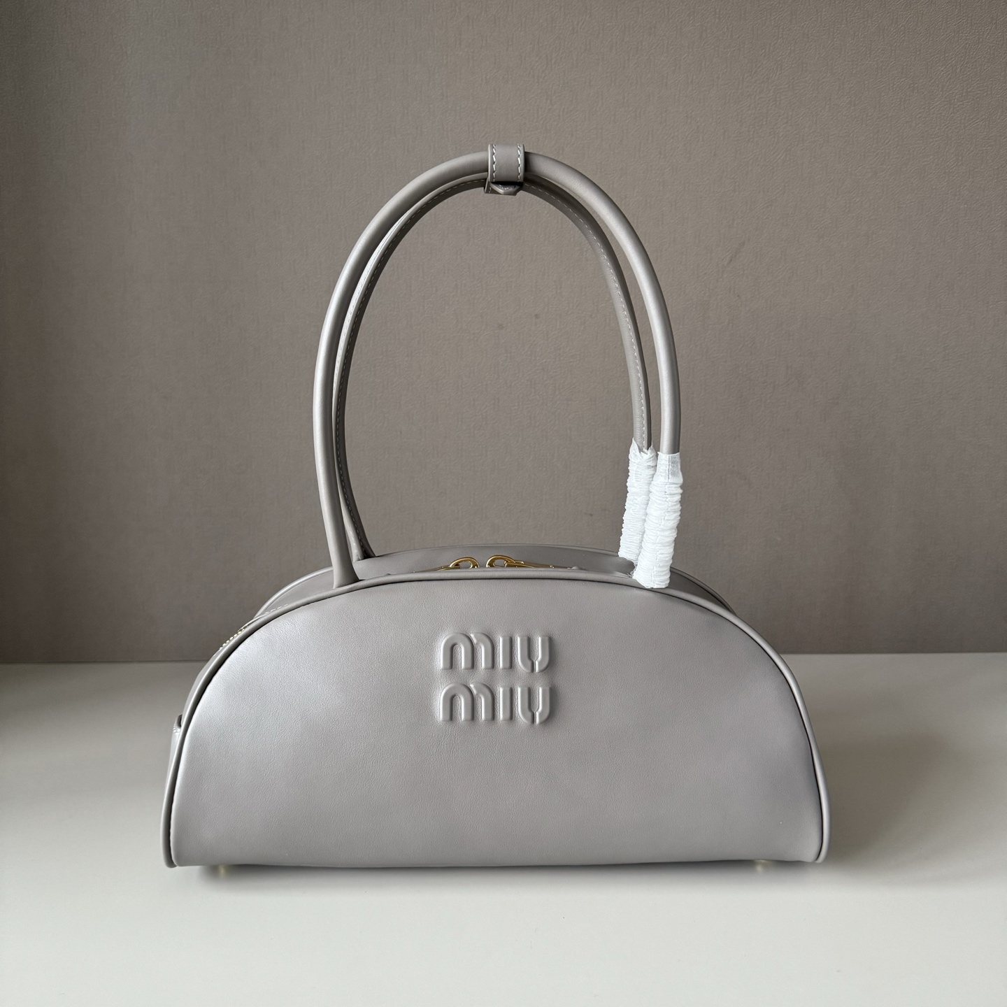 P760 MIU26 NUEVA LLEGADA Beau Bowling bolso semicircular, lleva la energía retro de la bolera al sueño de MIU, silueta …