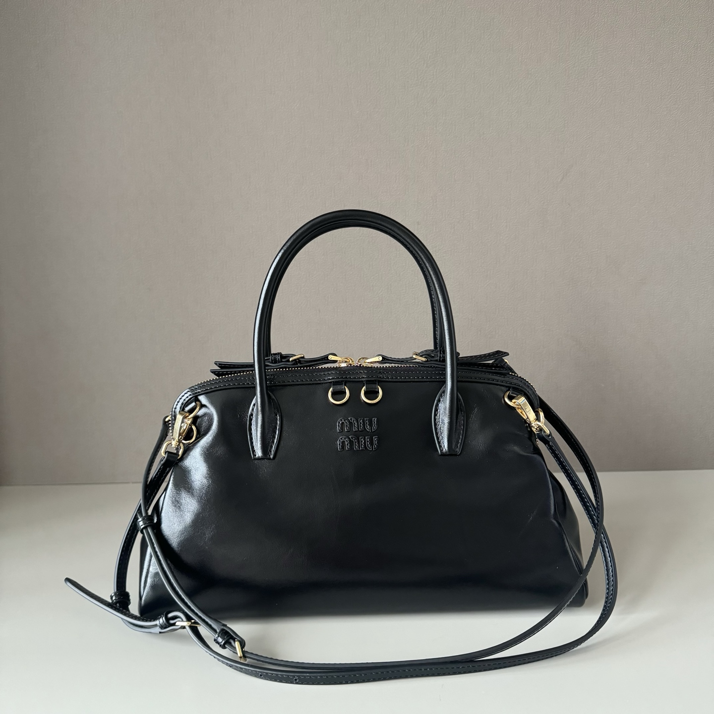 P780 original 5BA303B Miu nuevo modelo de mochila con forma de concha, cuero de becerro fino y delicado, líneas simples…