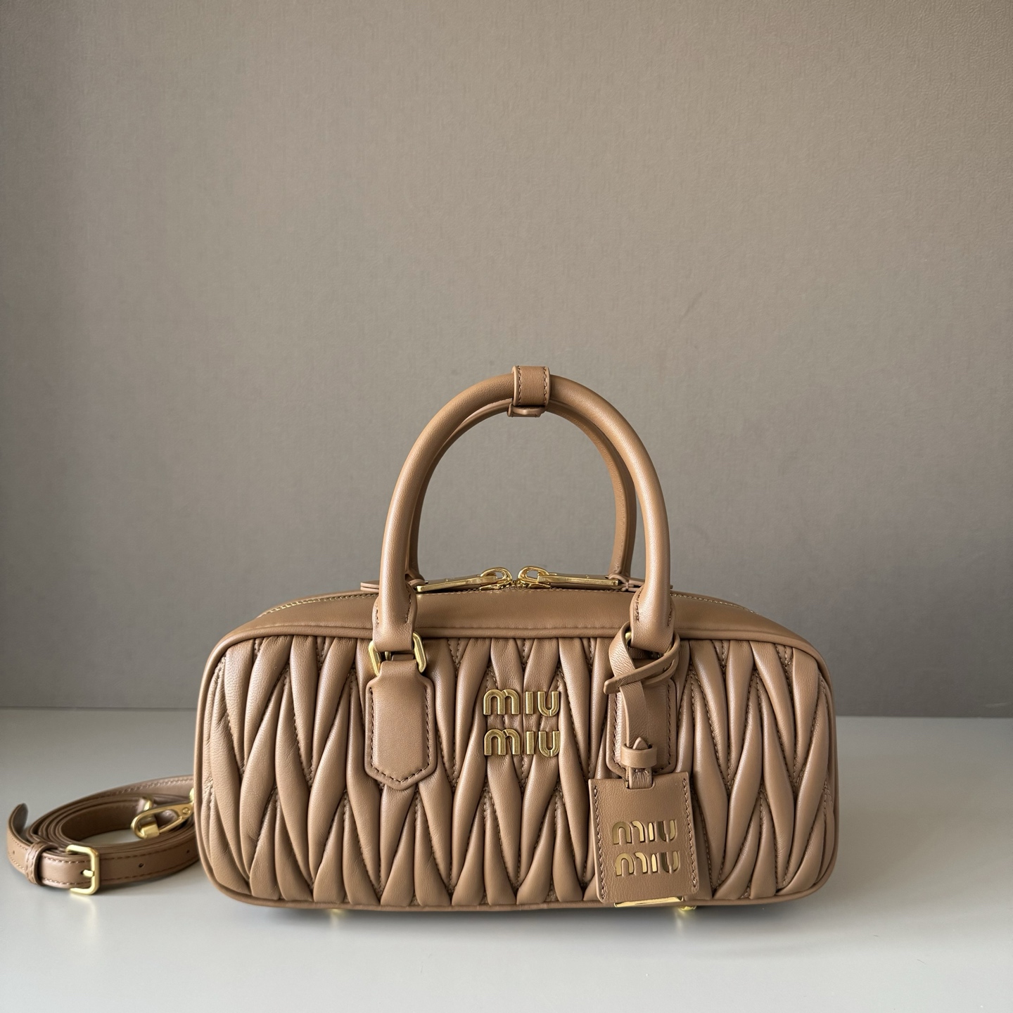 NO:768701,Big factory goods M's new product 5BB, Miu's new bowling bag, the main recommendation on the official website, this year's absolute hot style, top imported lambskin, Miu's unique Matelasse pattern, the bag is exquisite and three-dimensional, the front lettering logo echoes the color of the leather, detachable and adjustable leather long shoulder strap, cotton satin lining, with zipper pocket, many celebrities and Internet celebrities have the same style Size: 27X12X9  cm with original packaging, big factory products MIUMIU, miumiu, sheepskin19860909大厂货 M家新品 5BB,Miu家新款保龄球包包,官网主推,今年绝对爆款式,顶级进口小羊皮,Miu家独具风格Matelasse图案,包身精致立体有型,正面刻字徽标与皮革颜色相呼应,可拆卸可调节皮革长肩带,棉质缎面衬里,配拉链式口袋,众多明星网红同款 尺寸:27X12X9 cm配原版包装,大厂货MIUMIU,miumiu,sheepskin,Bag