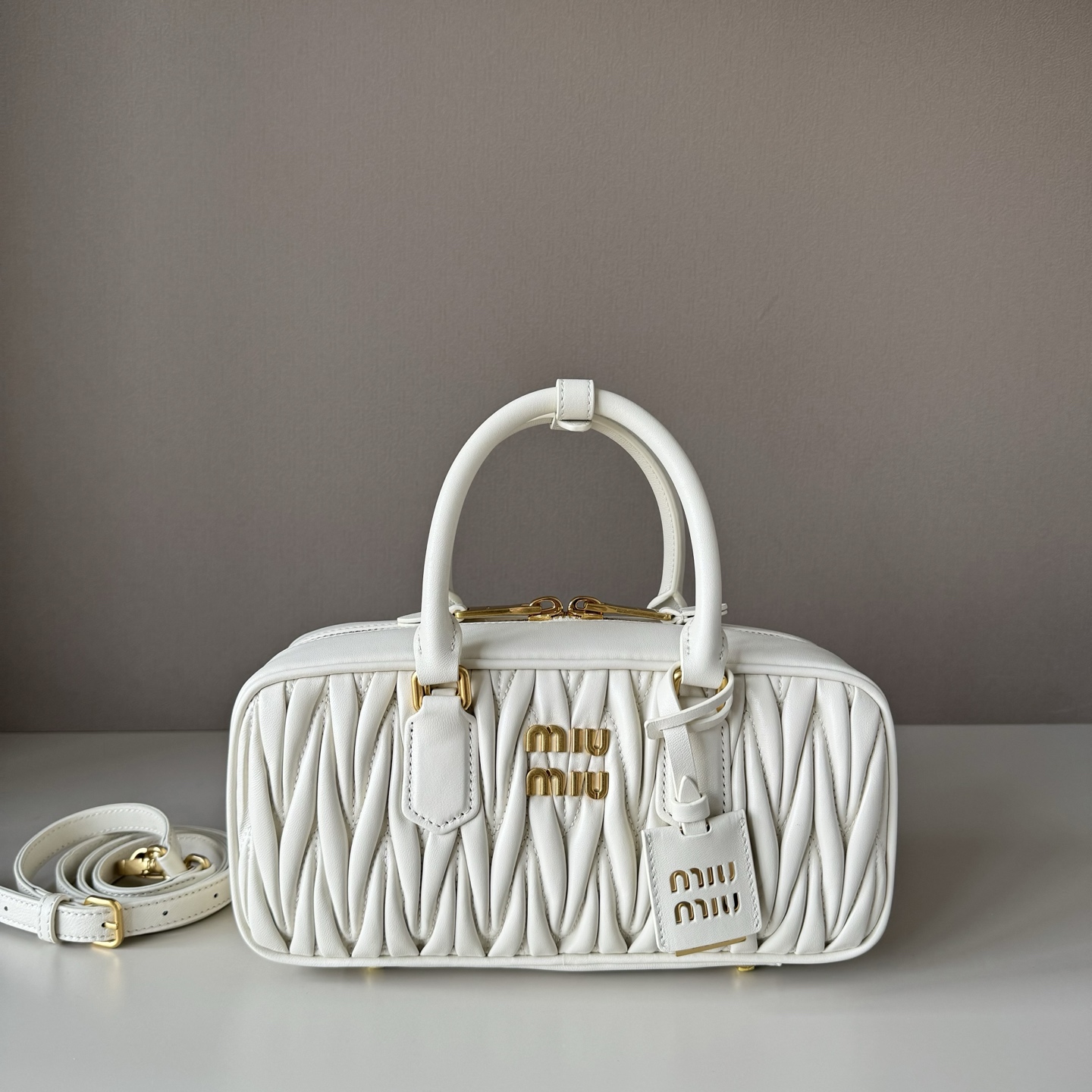 NO:768693,Big factory goods M's new product 5BB chip, Miu's new bowling bag, the main recommendation on the official website, this year's absolute hot style, top imported lambskin, Miu's unique Matelasse pattern, the bag is exquisite and three-dimensional, the front lettering logo echoes the color of the leather, detachable and adjustable long leather shoulder strap, cotton satin lining, with zipper pocket, many celebrities and Internet celebrities have the same style Size: 27X12X9  cm with original packaging, big factory products MIUMIU, miumiu, sheepskin19860909大厂货 M家新品 5BB芯片,Miu家新款保龄球包包,官网主推,今年绝对爆款式,顶级进口小羊皮,Miu家独具风格Matelasse图案,包身精致立体有型,正面刻字徽标与皮革颜色相呼应,可拆卸可调节皮革长肩带,棉质缎面衬里,配拉链式口袋,众多明星网红同款 尺寸:27X12X9 cm配原版包装,大厂货MIUMIU,miumiu,sheepskin,Bag