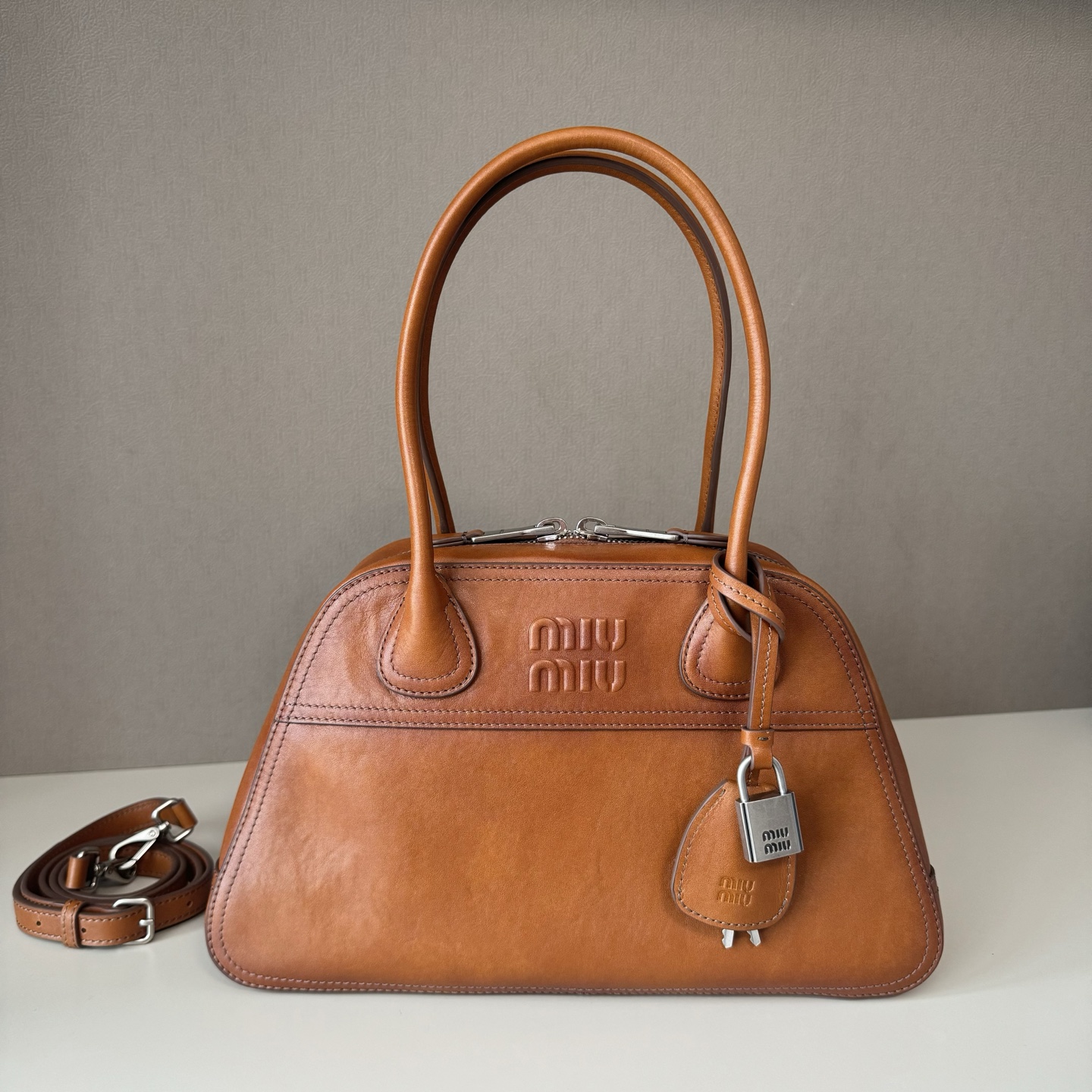 NO:812531,Big factory goods, original leather, new Vivant bowling balls are now available!  5BB199 features an elegant logo on the front and the subtle luster of soft calfskin, embodying Miu M's exquisite experimental spirit. The leather is soft and high-end, with a novel and unique style. It is lined with cotton sateen and equipped with zipper pockets and patch pockets. It is suitable for carrying on the wrist or on the shoulder. It has a long shoulder strap that can be worn cross-body. [666][Emm] Simply carrying it can show a casual sense of luxury. The bag is light, has a large capacity, and the leather feels great. Decisively buy it!  Model: 5BB199 size 32 x 19.5 x 11cm with gift box, big factory products MIUMIU, miumiu, cowhide19860909大厂货  原厂皮 新款Vivant保龄球 上新啦！5BB199 正面优雅徽标以及柔软小牛皮的微妙光泽为特色,体现Miu M的精致实验精神,皮质柔软高级,风格新颖独特,棉缎衬里,内配拉链口袋和贴袋,手腕适合用作手提或单肩,有长肩带可以斜挎肩背哈[666][Emm]简单拎着就能显现出不经意的高级感包很轻,容量大能装,皮面手感棒,果断入手啦！型号:5BB199尺寸32 x 19.5 x 11cm配礼品盒,大厂货MIUMIU,miumiu,cowhide,Bag