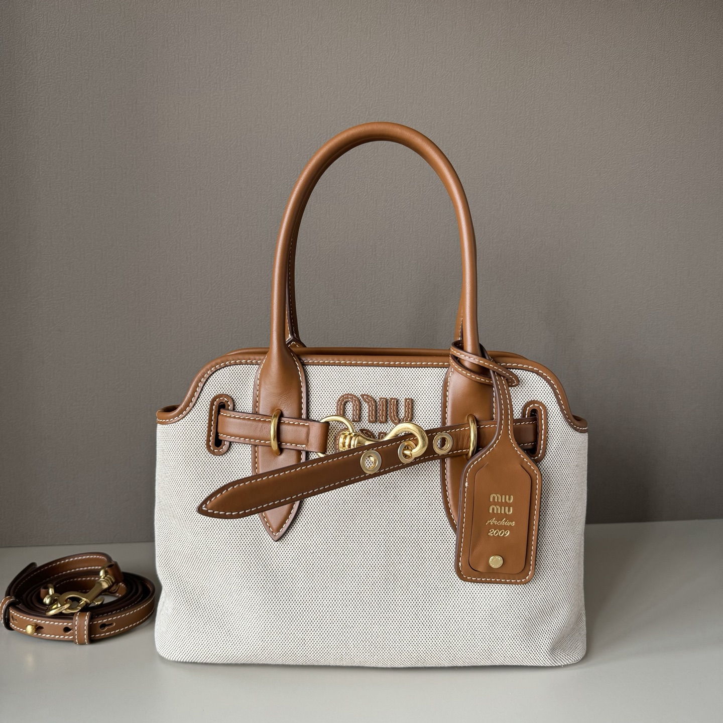 P720 Miumiu Nuevo producto, bolso tote vintage de gran éxito, confeccionado en lona combinada con piel de ternera impor…