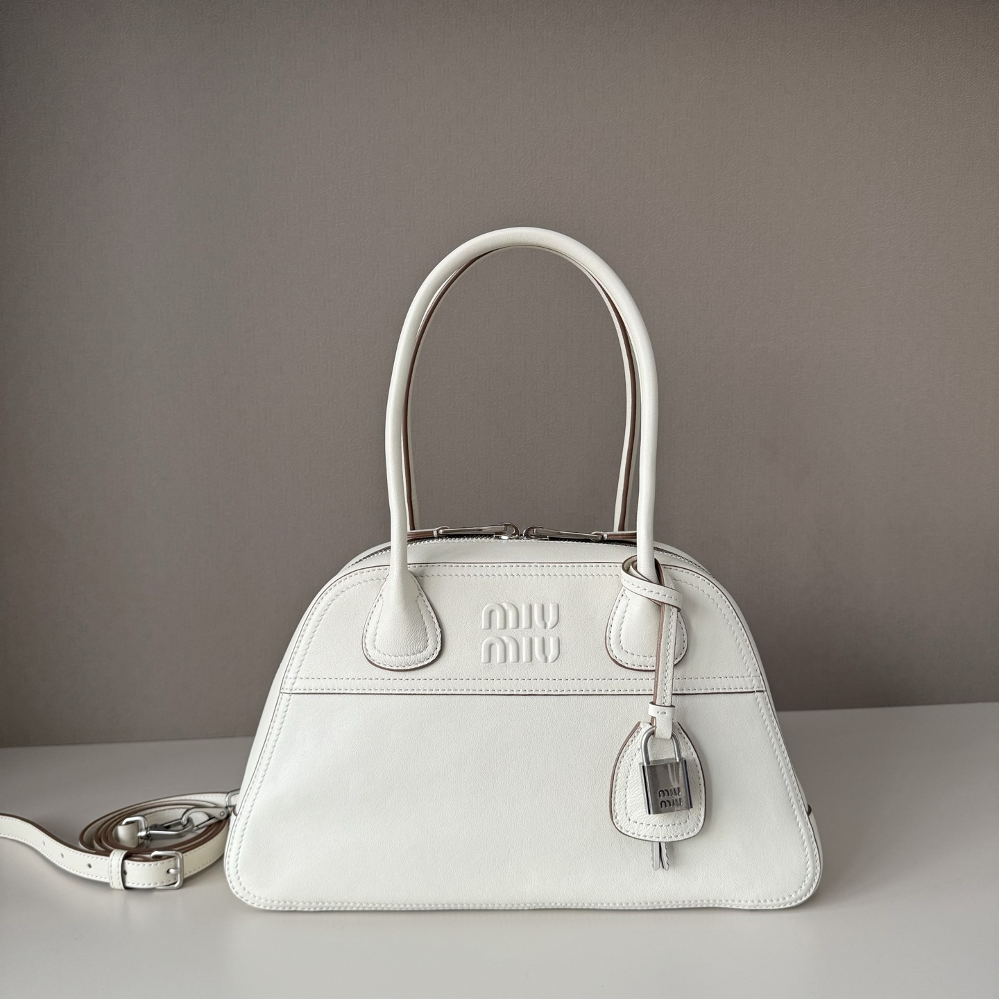 NO:812542,Genuine leather, Miu's new hot-selling Vivant bowling bag in soft sheepskin brown, made of soft sheepskin, the leather is retro and high-grade, with a free and uninhibited sense of relaxation, exquisite outline, neat line details are perfectly reflected, decorated with embossed letter logo, adding iconic elements, retro distressed hardware accessories, linen blend lining, zipper pockets and patch pockets, long shoulder straps are more convenient to use hands-free, the wrist is suitable for handbags or shoulders, street dating, light commuting, exquisite party choice  Model: 5BB199 Size 32X19.5X11 cm, big factory products MIUMIU, miumiu, sheepskin19860909大厂货  原厂皮 Miu新品爆款Vivant保龄球包植柔羊皮棕色,采用做植柔羊皮,皮质复古高级,自带洒脱不羁的松驰感,精致轮廓,利落线条细节完美体现,饰以压花字母徽标,增添标志性元素,复古做旧五金配件,亚麻混纺衬里,配拉链口袋和贴袋,长肩带使用解放双手更便利,手腕适合用作手提或单肩,出街约会,轻通勤,精致党首选 型号:5BB199 尺寸32X19.5X11 cm,大厂货MIUMIU,miumiu,sheepskin,Bag