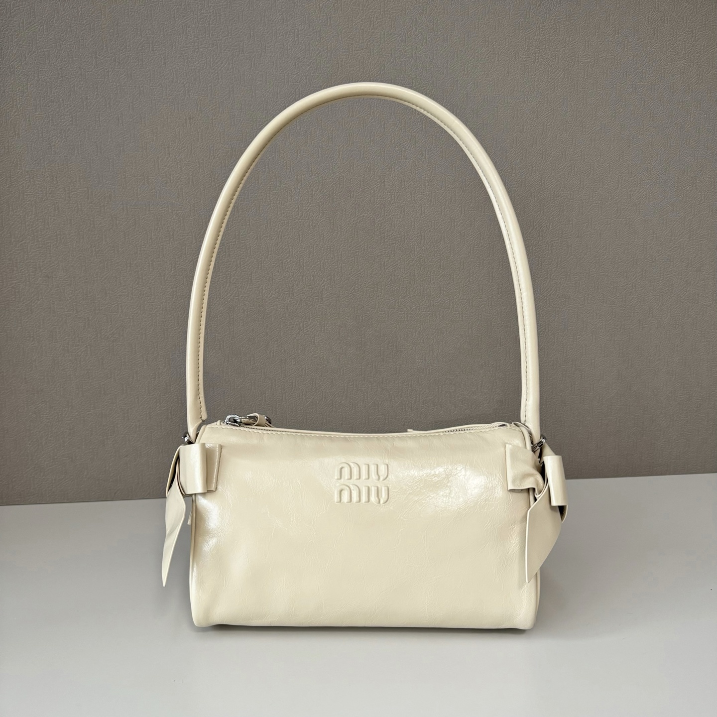 NO:812549,Big factory goods, original leather MiuMiu RibbonBag 'Finally got this Miu Miu Ribbon armpit bag! I have to say, the three-dimensional bow design on the side is so eye-catching. It's not that cute and sweet, but has a sweet and cool feeling of retro millennium style. Oil-wax cracked cowhide with palladium-plated hardware, the texture is very good  Carrying it under the arm is like a casual lady, and carrying it in the hand is like a retro sweetheart. The soft sheepskin feels amazing, and carrying it under the arm is lazy and noble. Whether it is worn with a suit or a small skirt, it is the finishing touch. Model 5NE029, size 21 x 12.5 x 9.5cm, big factory products MIUMIU, miumiu, skirts, business suit, cowhide, sheepskin19860909大厂货  原厂皮 MiuMiu RibbonBag “终于蹲到Miu Miu这款Ribbon腋下包！不得不说,侧边的立体蝴蝶结设计太戳人了 不是那种软萌的甜腻,而是带着一点复古千禧风的甜酷感 油蜡爆裂纹牛皮搭配镀钯五金,质感拿捏得很死 腋下夹着是随性大小姐,手拎就是复古甜心,软羊皮手感绝了,腋下夹着慵懒又贵气 不管是搭西装还是小裙子,都是点睛之笔. 型号5NE029 尺寸21 x 12.5 x 9.5cm,大厂货MIUMIU,miumiu,skirts,business suit,cowhide,sheepskin,Bag