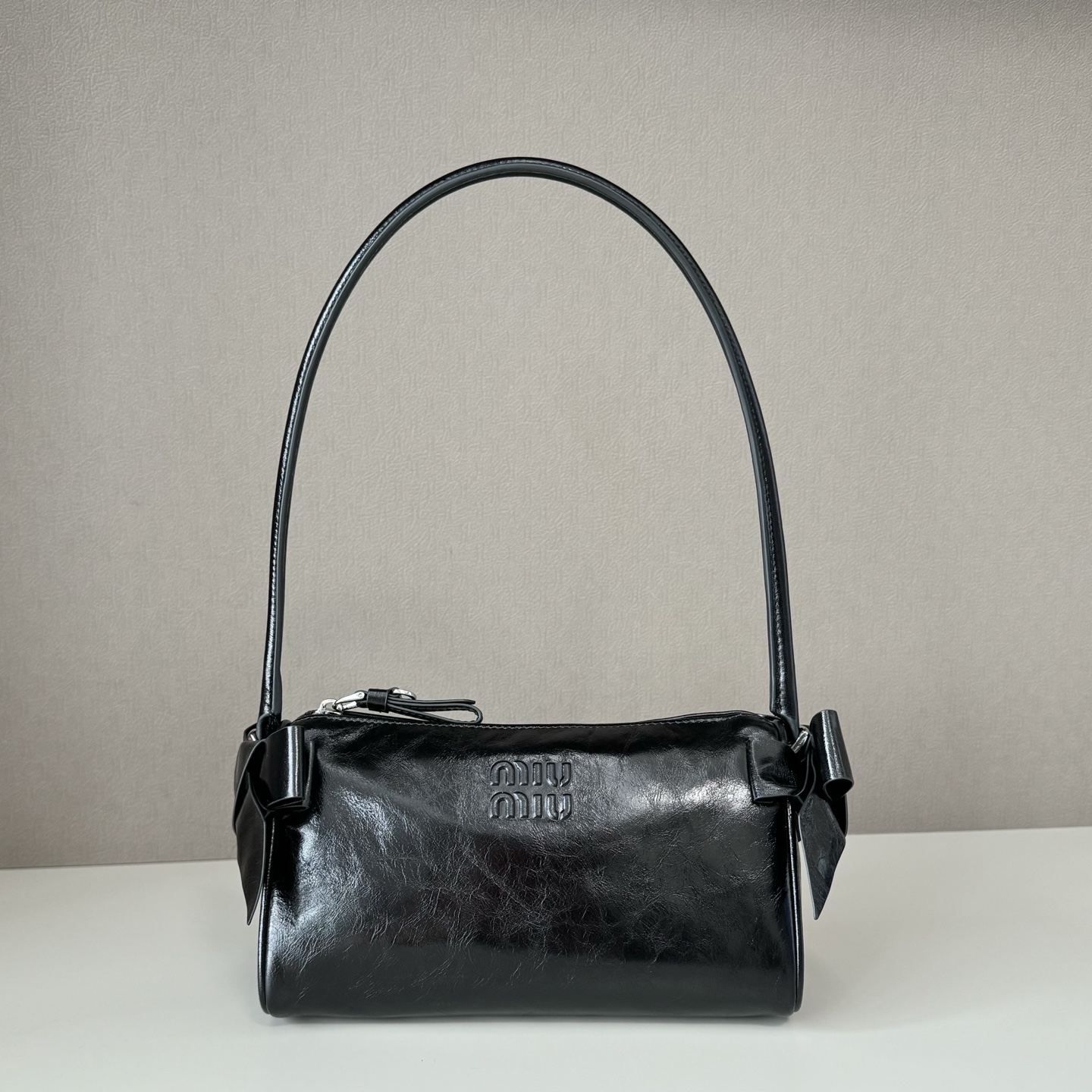 NO:812553,Goods from big manufacturers!  Original leather MiuMiu RibbonBag 'Finally got this Miu Miu Ribbon armpit bag! I have to say, the three-dimensional bow design on the side is so eye-catching. It's not that cute and sweet, but has a sweet and cool feeling of retro millennium style. The waxed crackled cowhide is paired with palladium-plated hardware, and the texture is very good.  Carrying it under the arm is like a casual lady, and carrying it in the hand is like a retro sweetheart. The soft sheepskin feels amazing, and carrying it under the arm is lazy and noble. Whether it is worn with a suit or a small skirt, it is the finishing touch. Model 5NE029, size 21 x 12.5 x 9.5cm, big factory products MIUMIU, miumiu, skirts, business suit, cowhide, sheepskin19860909大厂货 ！ 原厂皮 MiuMiu RibbonBag “终于蹲到Miu Miu这款Ribbon腋下包！不得不说,侧边的立体蝴蝶结设计太戳人了 不是那种软萌的甜腻,而是带着一点复古千禧风的甜酷感 油蜡爆裂纹牛皮搭配镀钯五金,质感拿捏得很死 腋下夹着是随性大小姐,手拎就是复古甜心,软羊皮手感绝了,腋下夹着慵懒又贵气 不管是搭西装还是小裙子,都是点睛之笔. 型号5NE029 尺寸21 x 12.5 x 9.5cm,大厂货MIUMIU,miumiu,skirts,business suit,cowhide,sheepskin,Bag