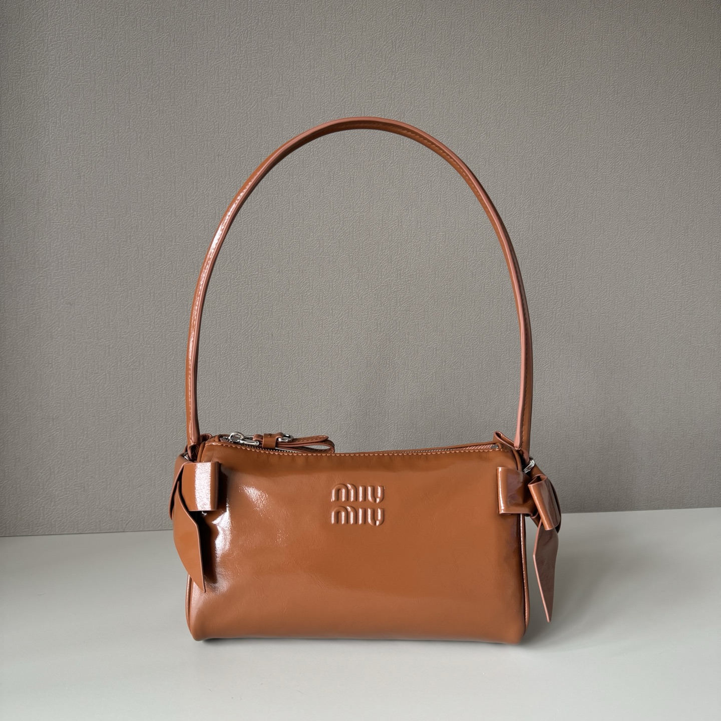 NO:812557,Big factory goods, original leather MiuMiu RibbonBag 'Finally got this Miu Miu Ribbon armpit bag! I have to say, the three-dimensional bow design on the side is so eye-catching. It's not that cute and sweet, but has a sweet and cool feeling of retro millennium style. Oil-wax cracked cowhide with palladium-plated hardware, the texture is very good  Carrying it under the arm is like a casual lady, and carrying it in the hand is like a retro sweetheart. The soft sheepskin feels amazing, and carrying it under the arm is lazy and noble. Whether it is worn with a suit or a small skirt, it is the finishing touch. Model 5NE029, size 21 x 12.5 x 9.5cm, big factory products MIUMIU, miumiu, skirts, business suit, cowhide, sheepskin19860909大厂货  原厂皮 MiuMiu RibbonBag “终于蹲到Miu Miu这款Ribbon腋下包！不得不说,侧边的立体蝴蝶结设计太戳人了 不是那种软萌的甜腻,而是带着一点复古千禧风的甜酷感 油蜡爆裂纹牛皮搭配镀钯五金,质感拿捏得很死 腋下夹着是随性大小姐,手拎就是复古甜心,软羊皮手感绝了,腋下夹着慵懒又贵气 不管是搭西装还是小裙子,都是点睛之笔. 型号5NE029 尺寸21 x 12.5 x 9.5cm,大厂货MIUMIU,miumiu,skirts,business suit,cowhide,sheepskin,Bag