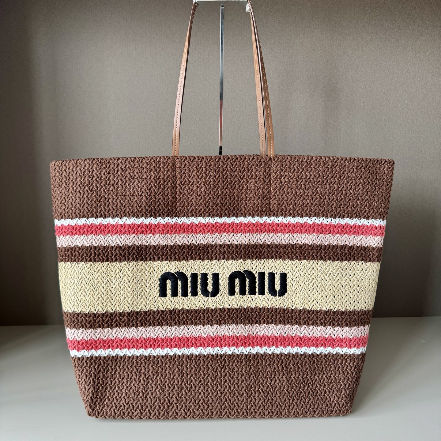 NO:812522,Big factory goods, original leather M home 5BG, imported raffia straw spliced ​​cotton thread woven tote bag, the only version quality in the market, iconic MiuMiu embroidery on the front, cotton lining, ultra-light, large capacity, essential for travel, suitable for all seasons, super beautiful in kind, size 40X34X16CM., big factory goods MIUMIU, miumiu, espadrilles, totes19860909大厂货 原厂皮 M家 5BG,进口拉菲草编拼绵线编织托特包,市场唯一对版品质,正面标志性MiuMiu刺绣,棉布里内,超轻,容量超大,出游必备,一年四季都适用,实物超级无敌美,尺寸40X34X16CM.,大厂货MIUMIU,miumiu,espadrilles,totes,Bag