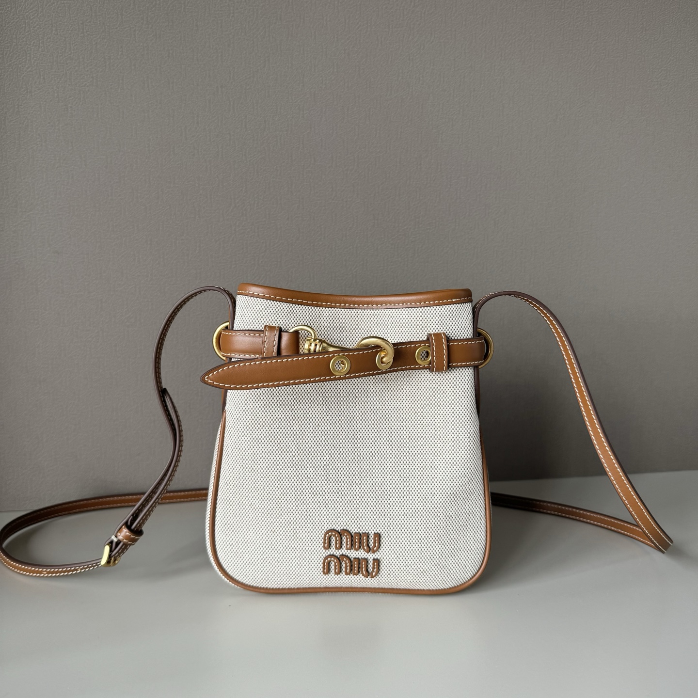 NO:812538,Big factory goods, original leather Miu Miu new mini lucky bag small bucket bag canvas and leather Aventure, using top imported leather and canvas, super soft, super cost-effective, can control various styles, very playful and cute, can be shouldered, cross-body, hand-held, and the shape is changeable, the bag is small but can be packed very well Model: 5NR461 Size 19 x 17 x 4.5cm  Comes with original packaging, MIUMIU from major manufacturers, miumiu19860909大厂货 原厂皮 Miu Miu 新品迷你福袋小水桶包帆布配皮Aventure,采用顶级进口皮配帆布,超级柔软,性价比超高,能驾驭各种风格,非常俏皮可爱,可以单肩,斜挎,手提,,造型多变,包包虽小却非常能装 型号:5NR461 尺寸19 x 17 x 4.5cm 配原版包装,大厂货MIUMIU,miumiu,Bag