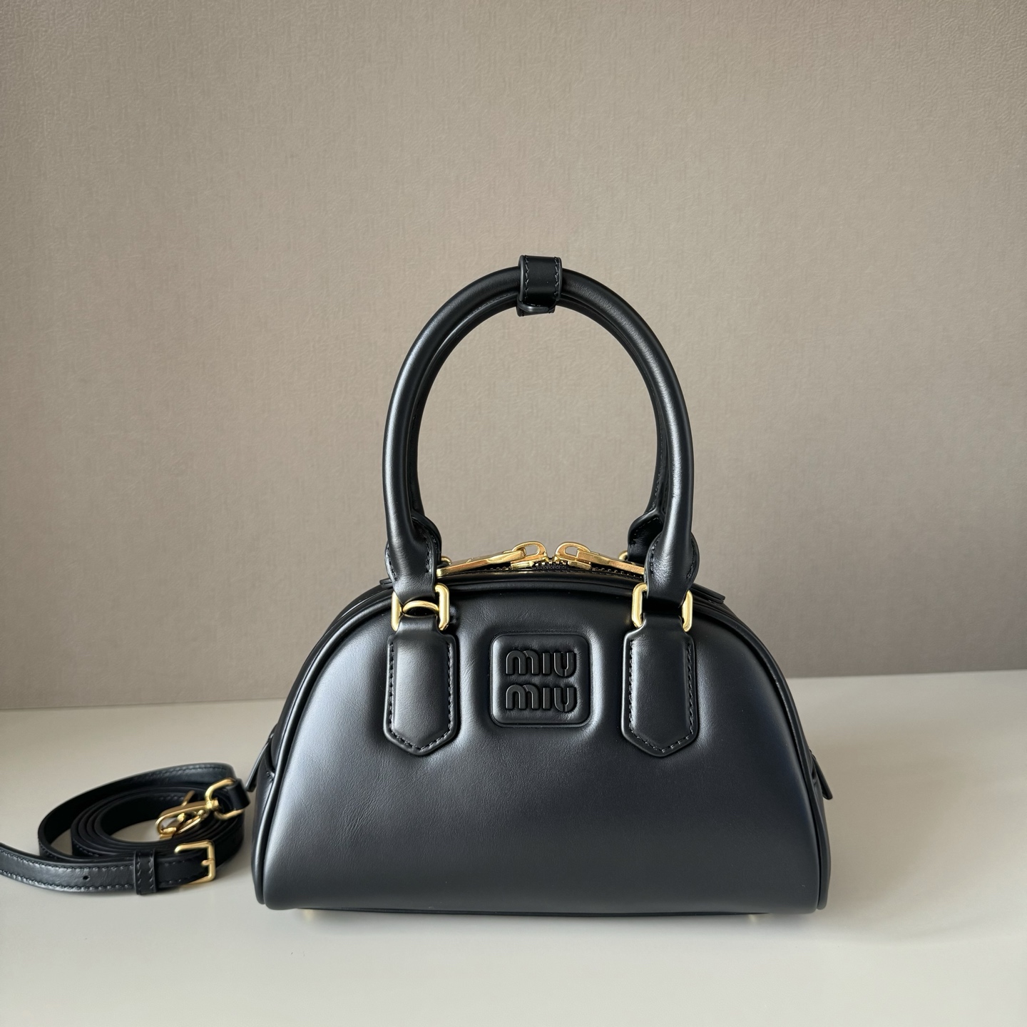 NO:812523,Factory goods Original leather Miu's new bowling bag is made of top-grade imported calfskin. The iconic Arcadie bag is reinterpreted in this version with a compact volume and rounded lines, showing exquisite functionality and paying tribute to the era. The front lettering logo echoes the color of the leather. Detachable and adjustable leather long shoulder strap. Cotton satin lining. Model: 5BB191. Size 22 x 13 x 10.5cm. Factory goods. MIUMIU, miumiu, cowhide.19860909大厂货 原厂皮 Miu家新款保龄球包包顶级进口小牛皮,标志性的Arcadie包袋在此版本中以紧凑的体积和圆润线条重新演绎,展现精致功能性,致敬年代,正面刻字徽标与皮革颜色相呼应,可拆卸可调节皮革长肩带,棉质缎面衬里 型号:5BB191 尺寸22 x 13 x 10.5cm,大厂货MIUMIU,miumiu,cowhide,Bag