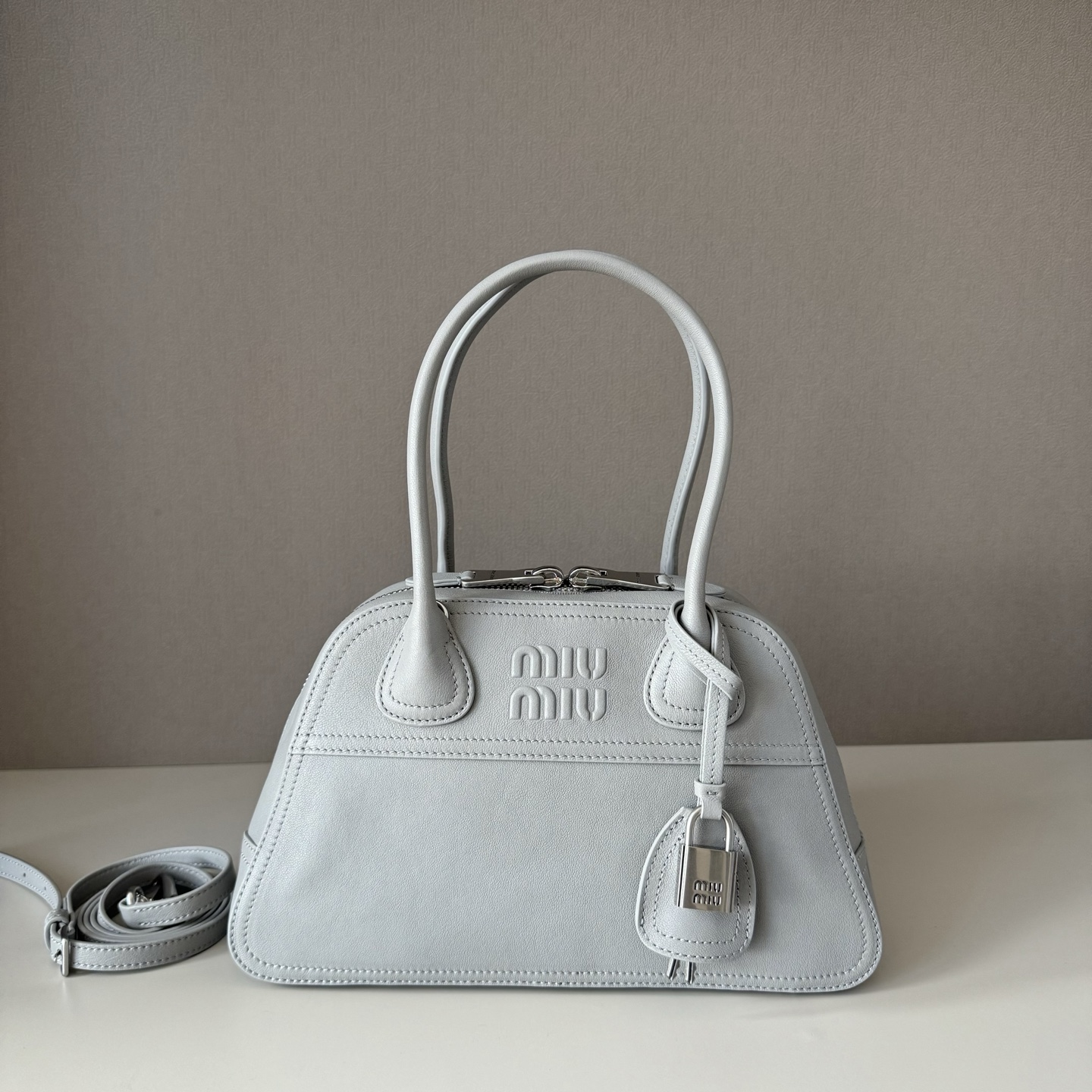 NO:894719,Big factory goods original leather  Miu's new hot-selling small Vivant bowling bag is in soft sheepskin gray. It is made of soft sheepskin. The leather is retro and high-grade. It has a free and uninhibited sense of relaxation. It has a refined silhouette and neat line details. It is decorated with an embossed letter logo to add iconic elements. It has retro distressed hardware and a linen blend lining. It comes with zipper pockets and patch pockets. The long shoulder strap is more convenient to use to free your hands. The wrist is suitable for use as a handbag or a shoulder. It is suitable for dating on the street, light commuting, and is the first choice for exquisite parties. Model: 5BB  Size: 28 x 17 x 9.5cm, big factory products MIUMIU, miumiu, sheepskin19860909大厂货 原厂皮 Miu新品爆款小号Vivant保龄球包植柔羊皮灰色,采用做植柔羊皮,皮质复古高级,自带洒脱不羁的松驰感,精致轮廓,利落线条细节完美体现,饰以压花字母徽标,增添标志性元素,复古做旧五金配件,亚麻混纺衬里,配拉链口袋和贴袋,长肩带使用解放双手更便利,手腕适合用作手提或单肩,出街约会,轻通勤,精致党首选 型号:5BB 尺寸:28 x 17 x 9.5cm,大厂货MIUMIU,miumiu,sheepskin,Bag