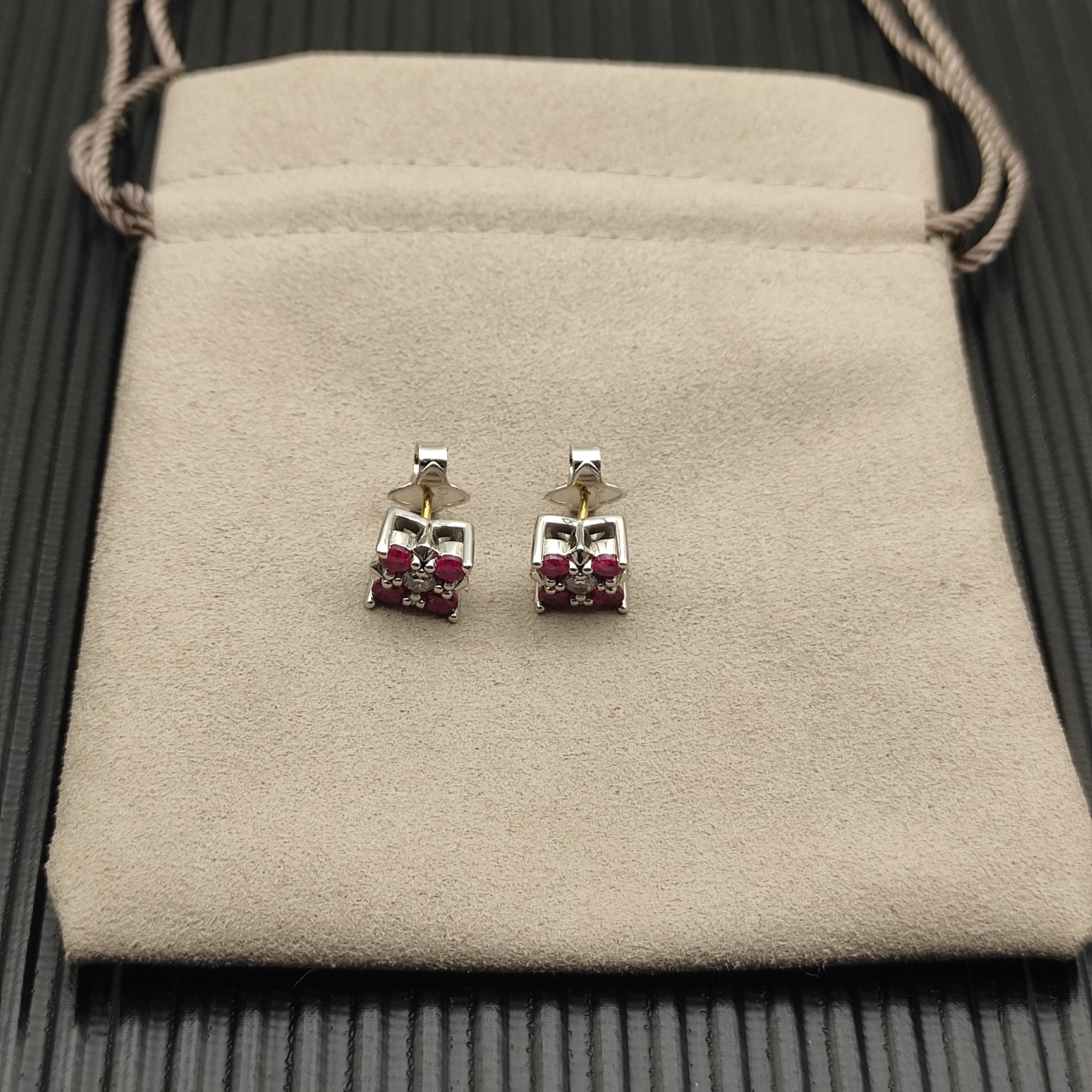 NO:879573,David Yurman 8.7mm Silver Small Red Diamond Pyramid Stud Earrings, Fine Jewelry19860909David Yurman 8.7mm银色小号红钻金字塔耳钉,饰品精品,Jewelry