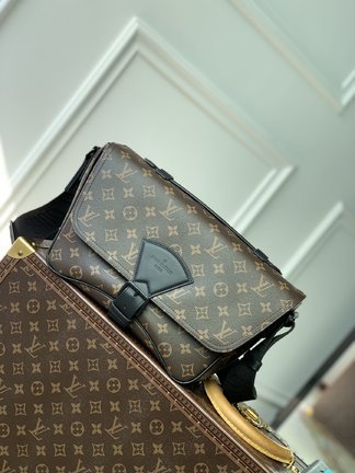 AAAA Quality Replica Louis Vuitton LV Montsouris Good Messenger Bags Epi Calfskin Cowhide M46685