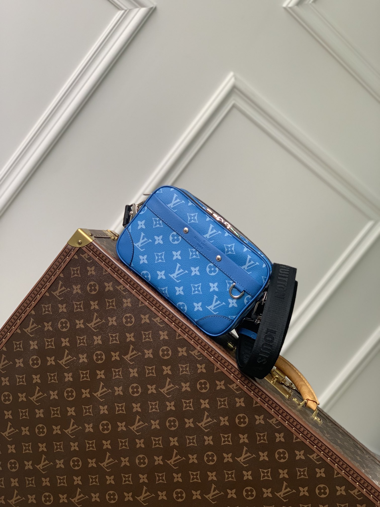 Louis Vuitton Luxury
 Messenger Bags Blue Monogram Canvas M31016