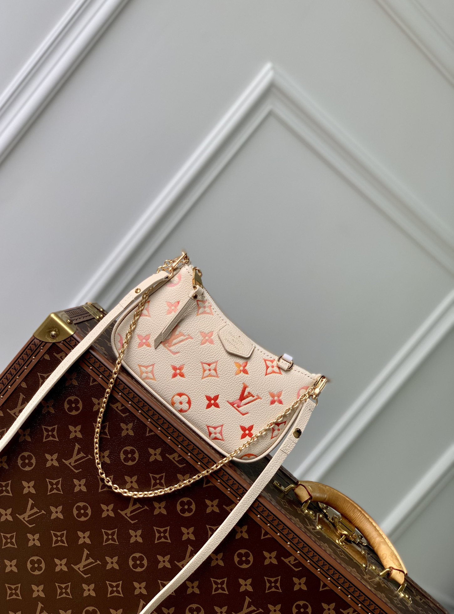 Louis Vuitton LV Easy Pouch On Strap Sacs À Main Pochettes & Sacs de Soirée Blanc Empreinte​ Série printemps La chaîne M81066