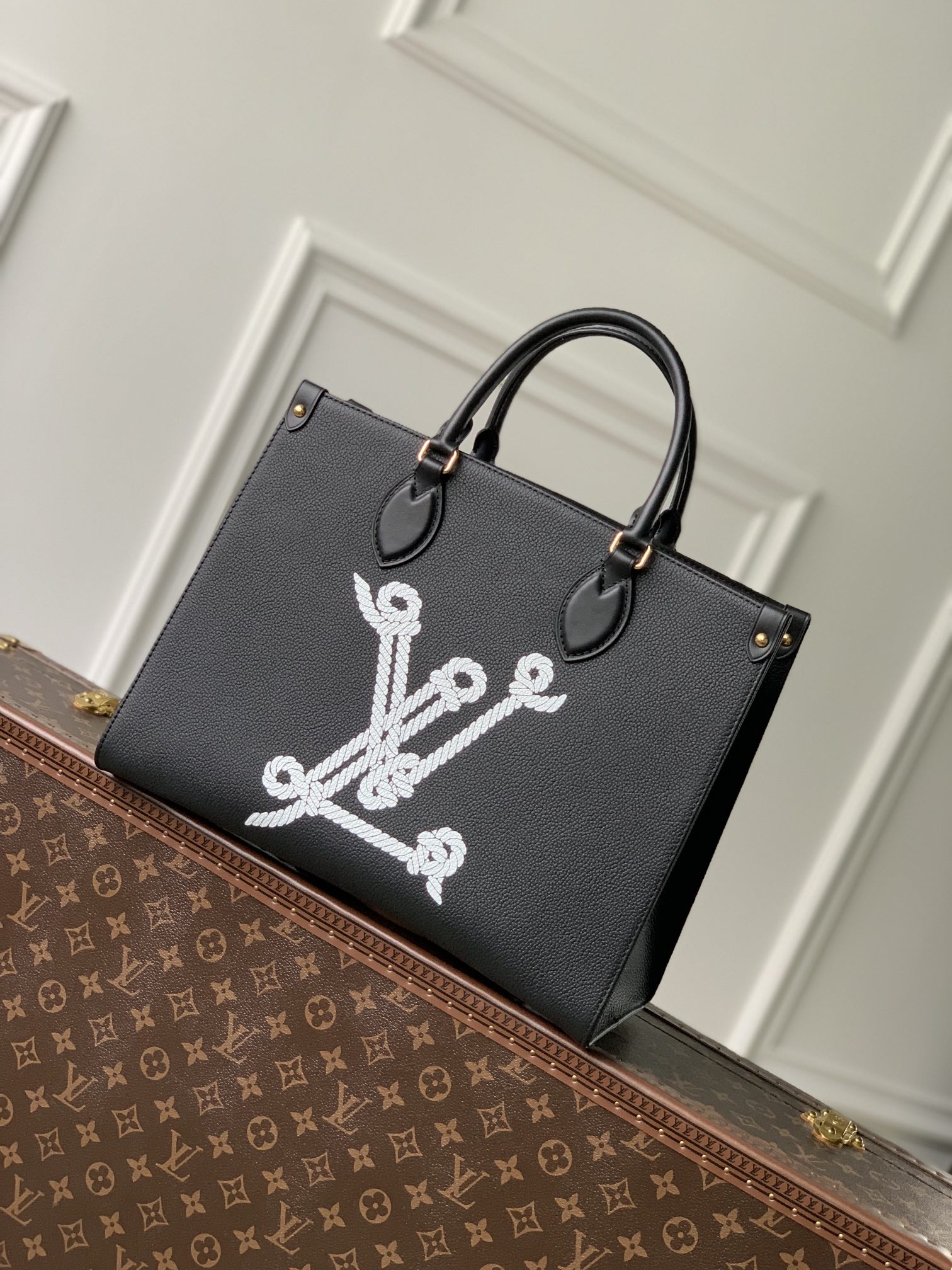 Comment trouver des répliques de boutique
 Louis Vuitton LV Onthego Sacs À Main Broderie fleurs Cuir vache M24834