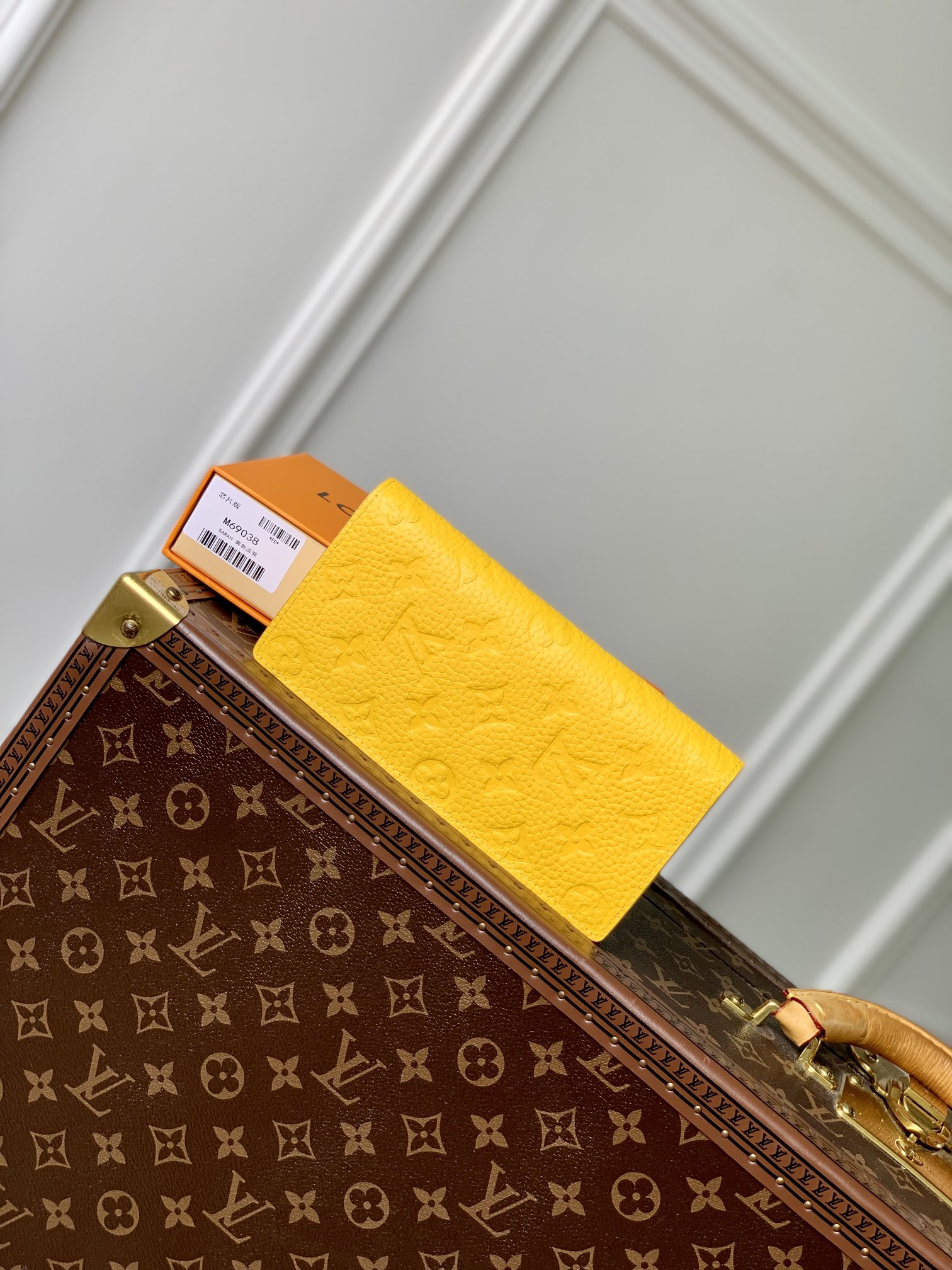 Wallet Yellow Taurillon M69038